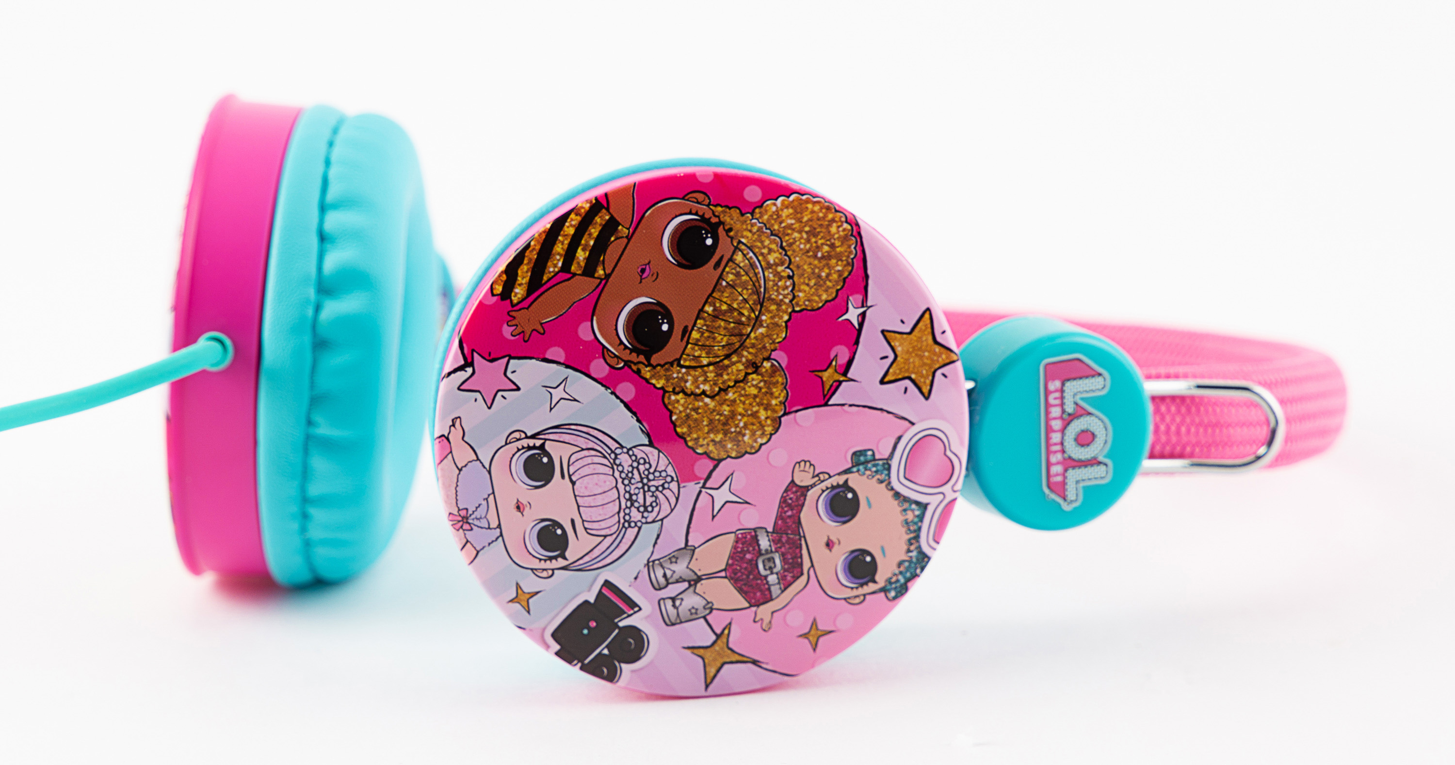 Różowe i niebiesko-zielone słuchawki LOL Surprise z postaciami z kreskówek. Białe tło.