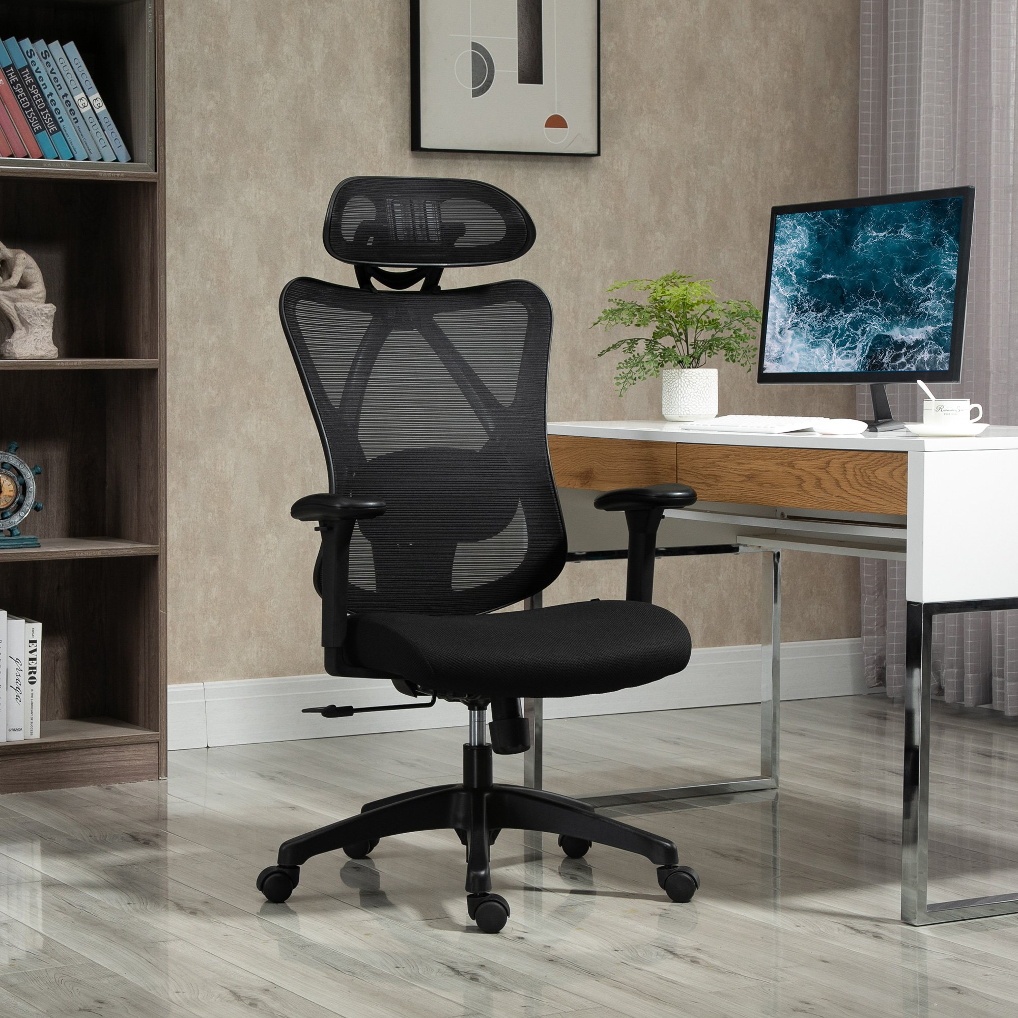 Silla de oficina negra de malla con reposacabezas, junto a un escritorio con ordenador y planta.