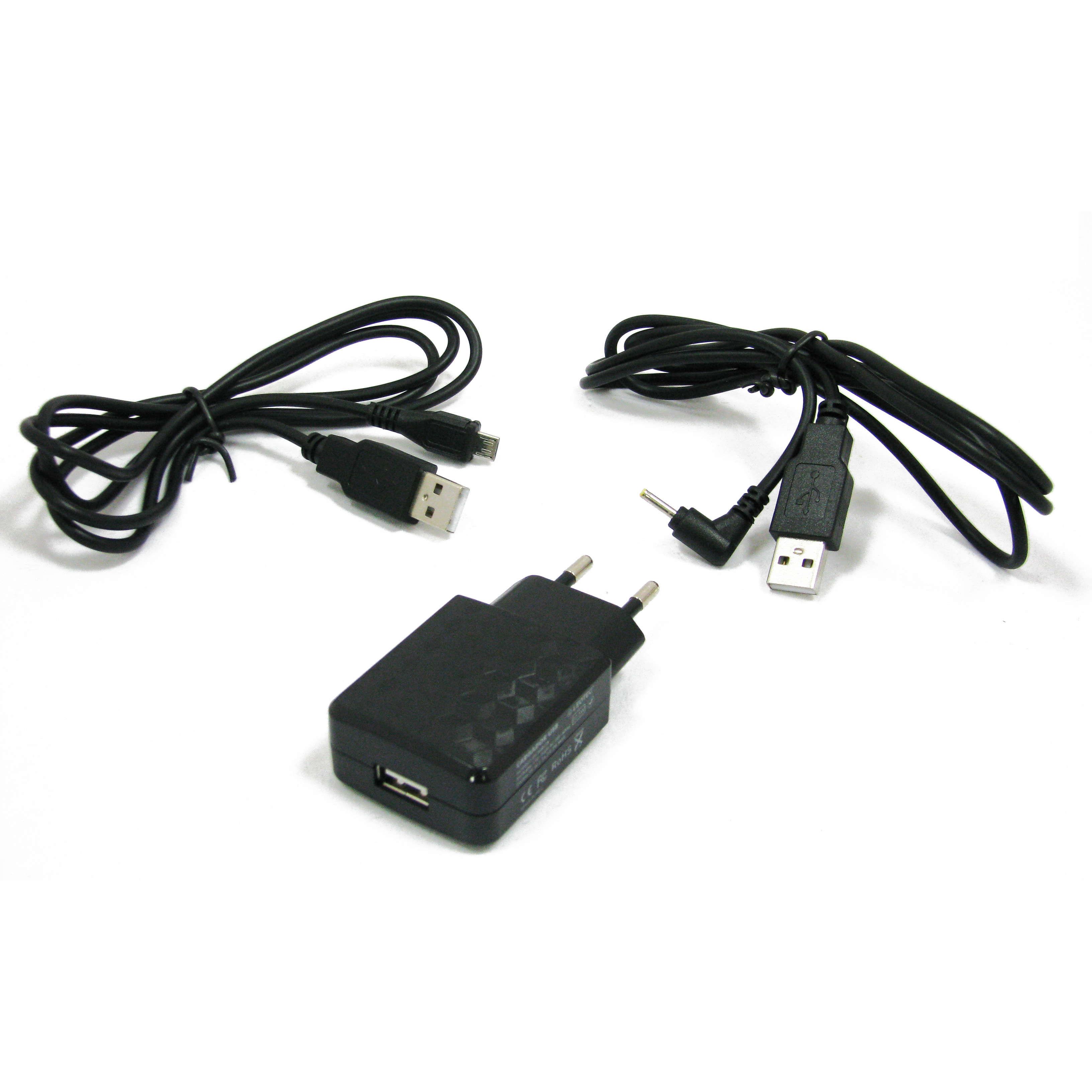 Cargador negro, cables USB sobre fondo blanco.