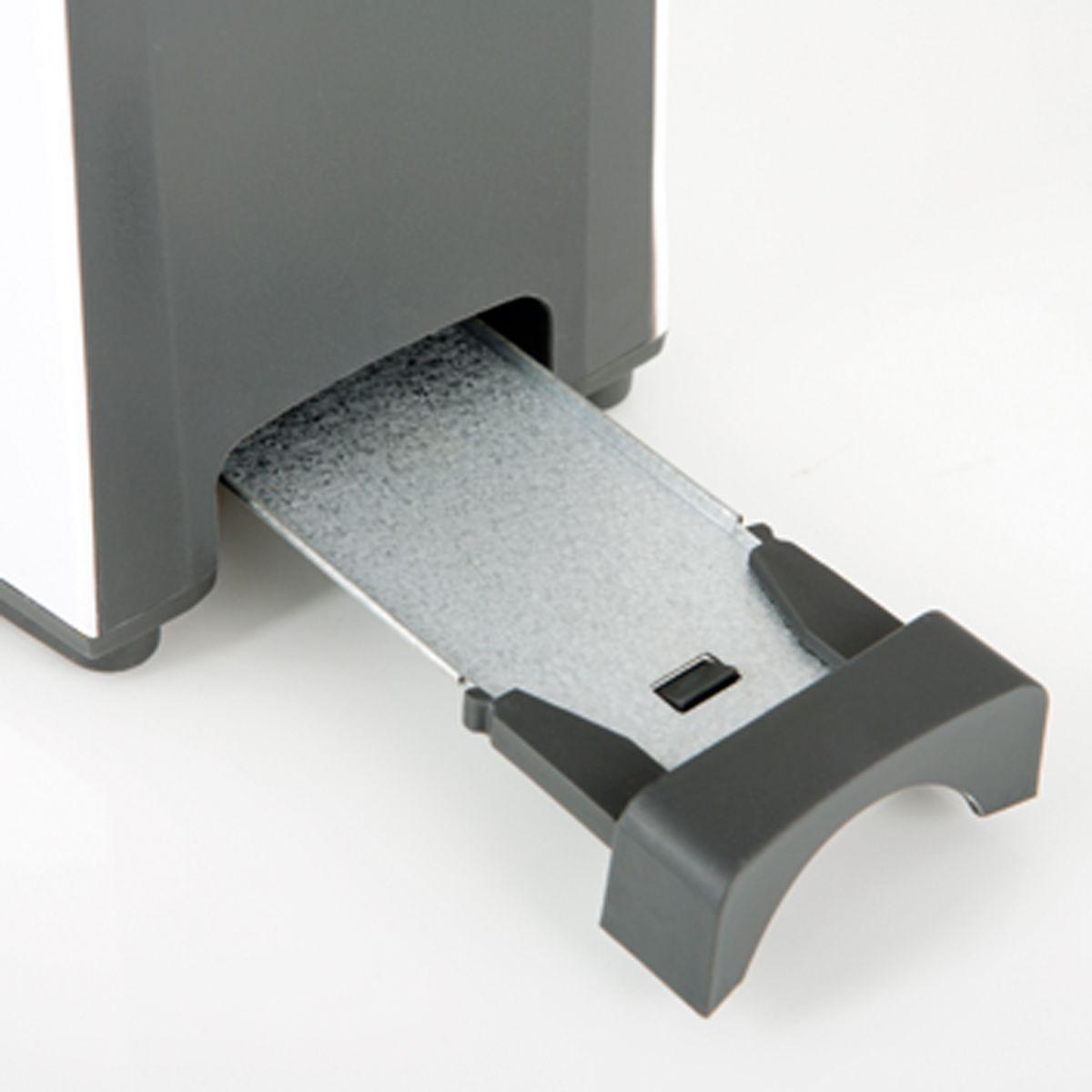 Toster z wysuwaną tacką na okruchy. Taca jest srebrna. Toster jest biało-szary.