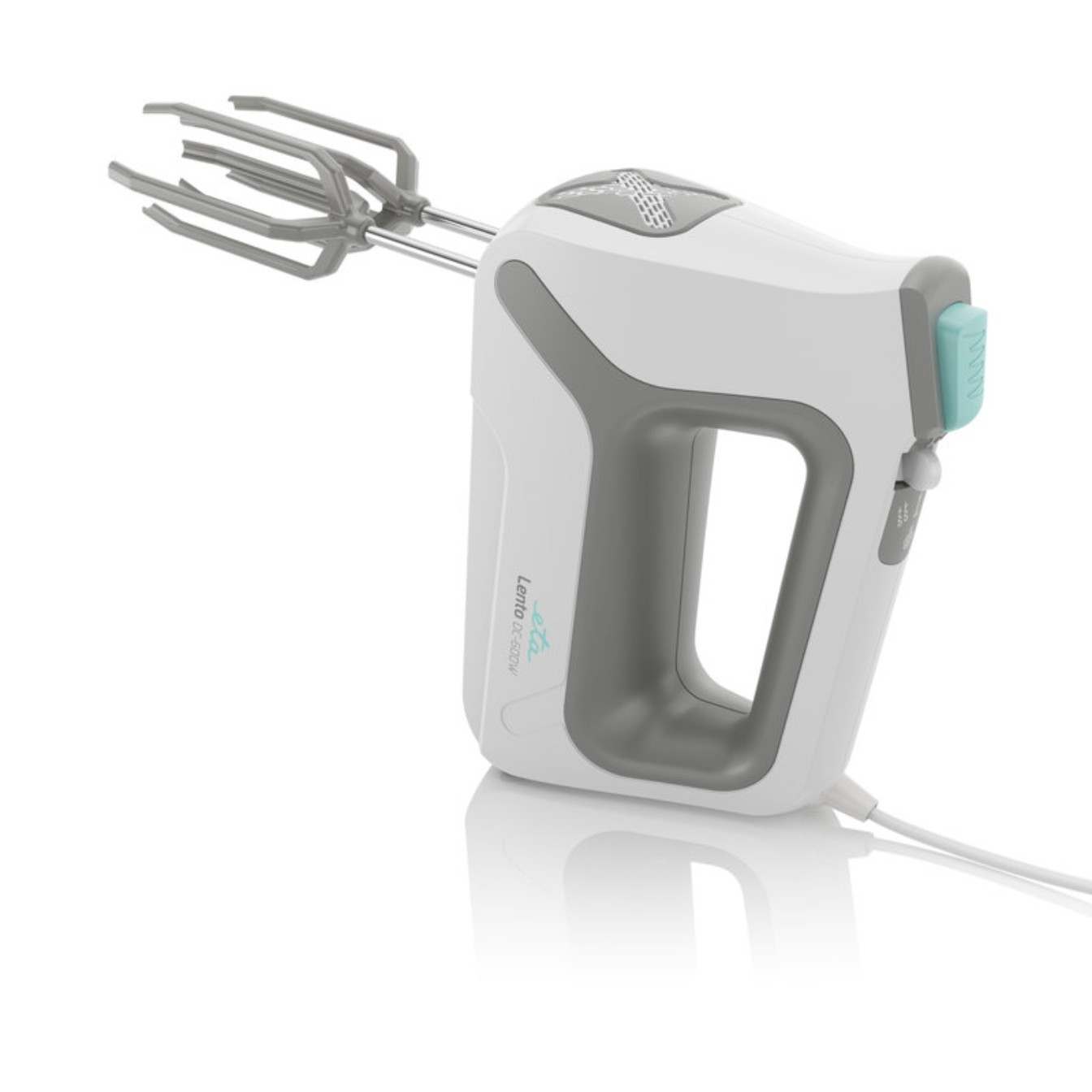 Weißer und grauer Handmixer mit Rührbesen, leicht nach rechts geneigt, auf reflektierender Oberfläche.