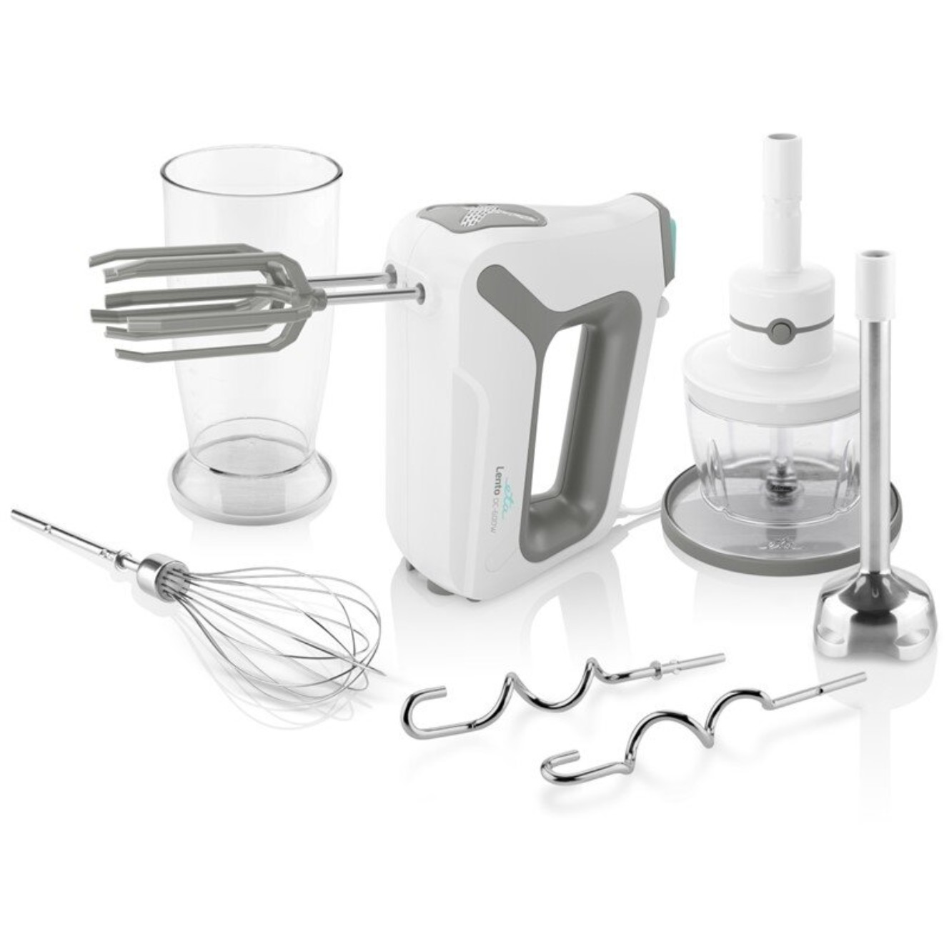 Weißer Handmixer und Zubehör: Schneebesen, Quirl, Mixer und Messbecher, auf weißem Untergrund.