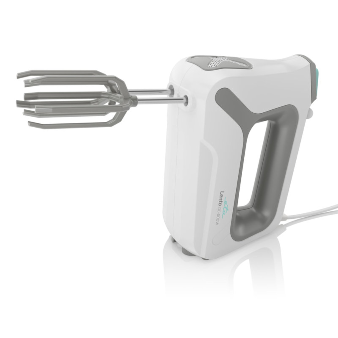 Ein weißer und grauer Handmixer auf weißem Hintergrund, der seine Aufsätze zeigt.