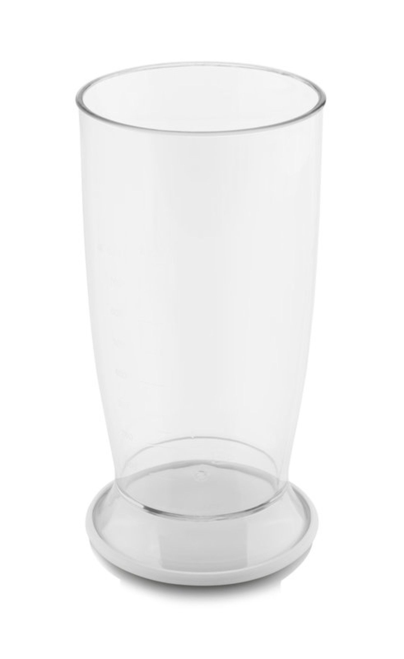 Ein hoher, klarer Kunststoff-Mixbecher auf weißem Sockel, vor weißem Hintergrund.