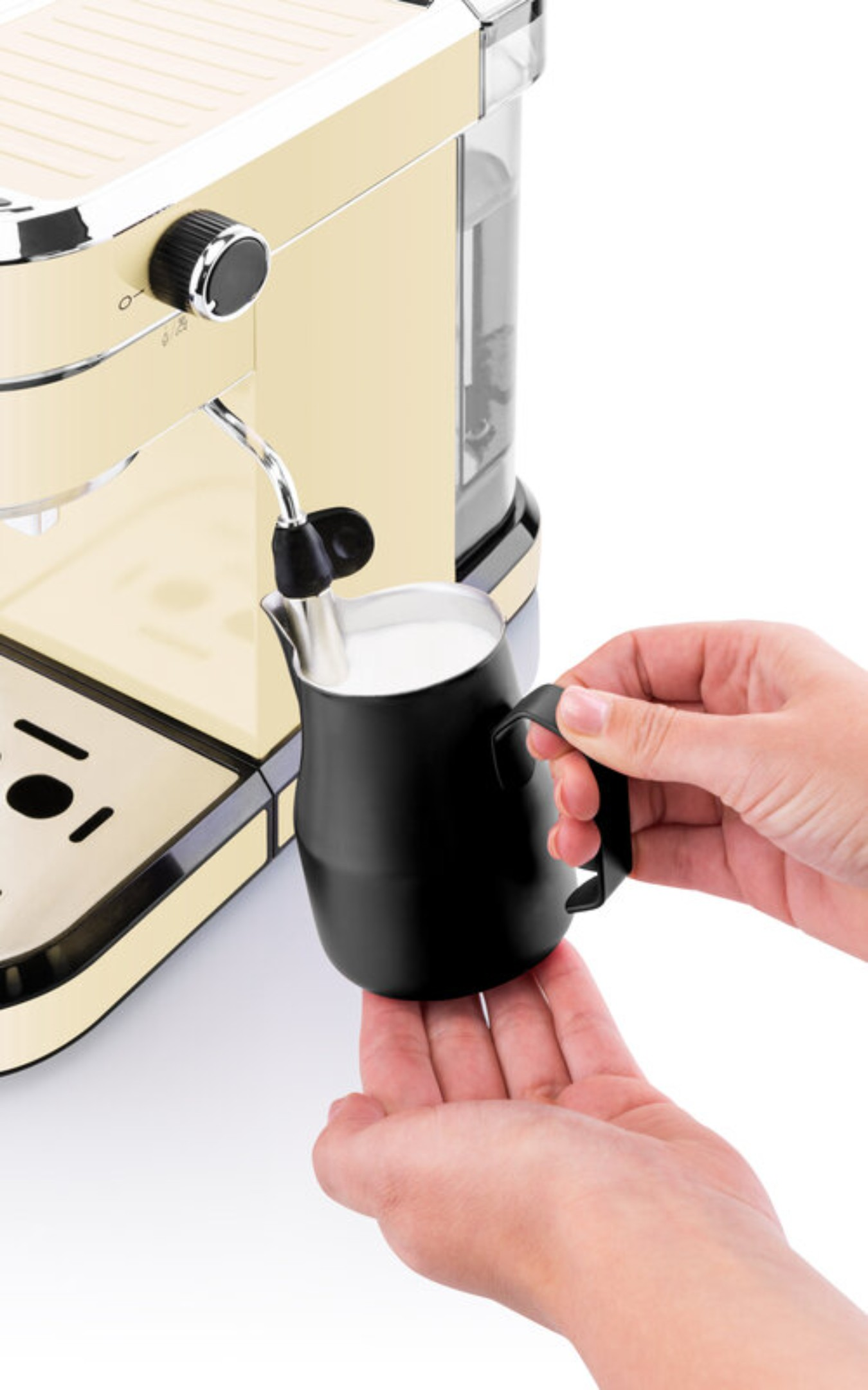 Espressomaschine mit Milchaufschäumen, Milch wird in einen schwarzen Krug gegossen.