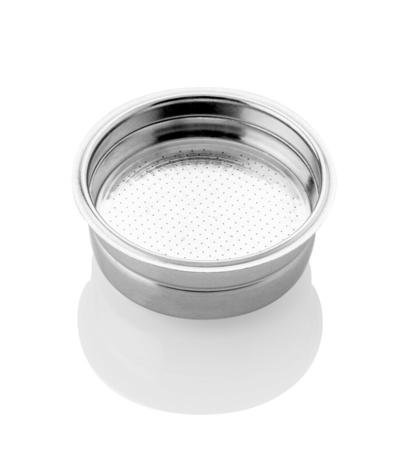 Koszyk filtra do ekspresu do kawy ze stali nierdzewnej. Filtr ma wiele małych otworów. Białe tło.