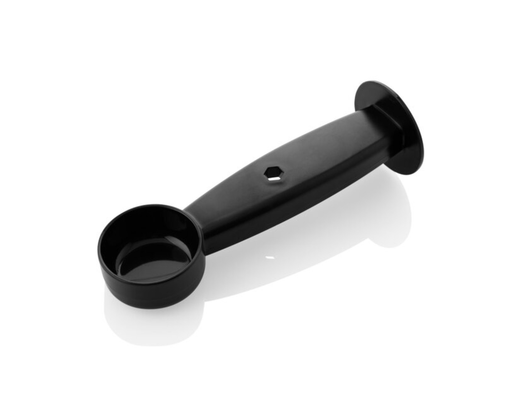 Czarna miarka. Zaokrąglony koniec łyżki, długi uchwyt z otworem. Białe tło.