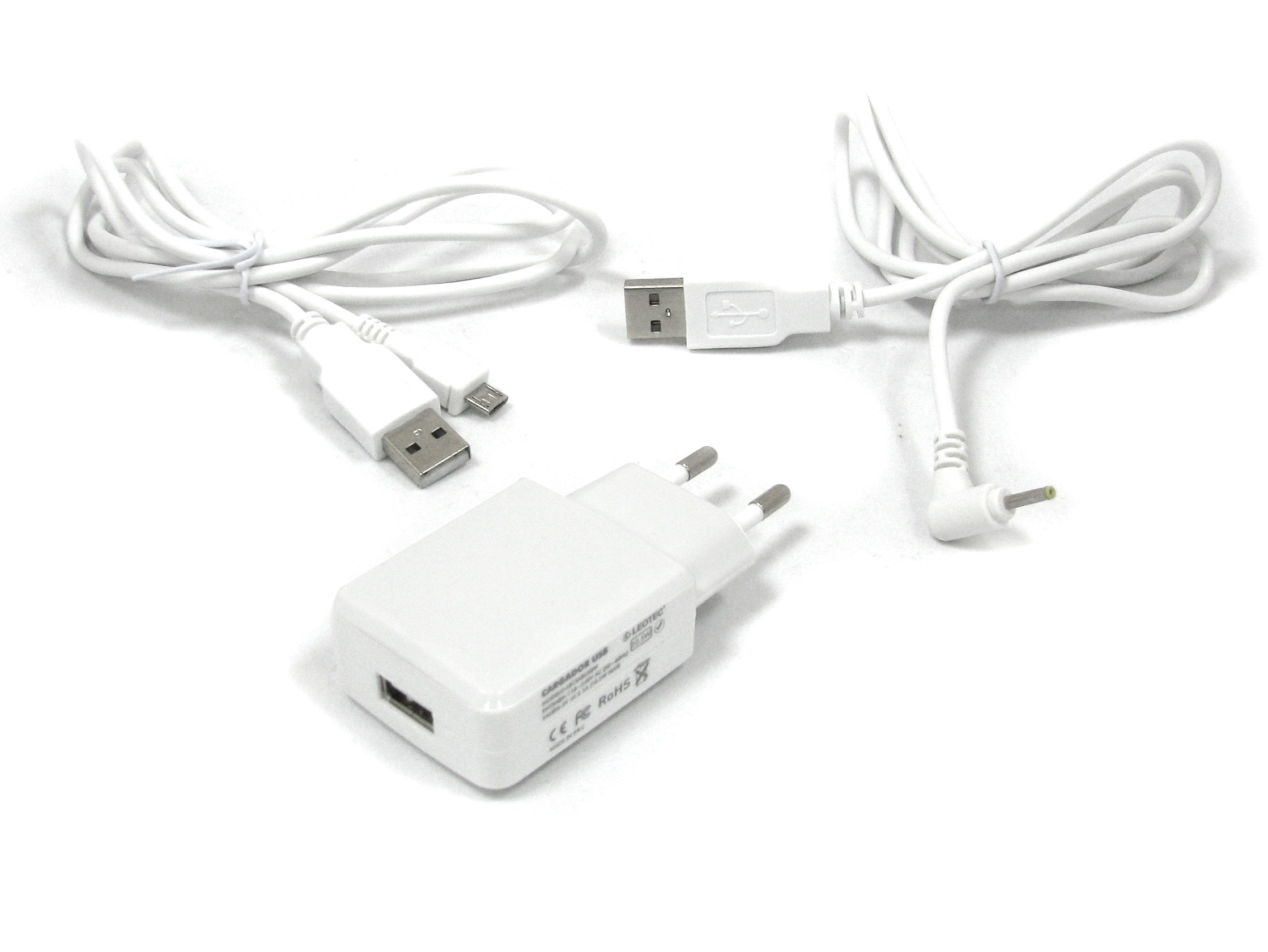 Cargador USB blanco con dos cables y un conector USB-C.