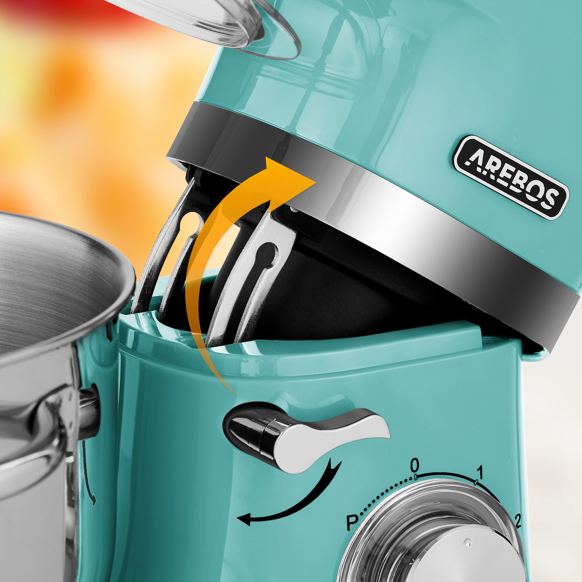 Ein türkisfarbener Küchenmixer mit einem Pfeil, der den Mechanismus anzeigt. Das Arebos-Logo.