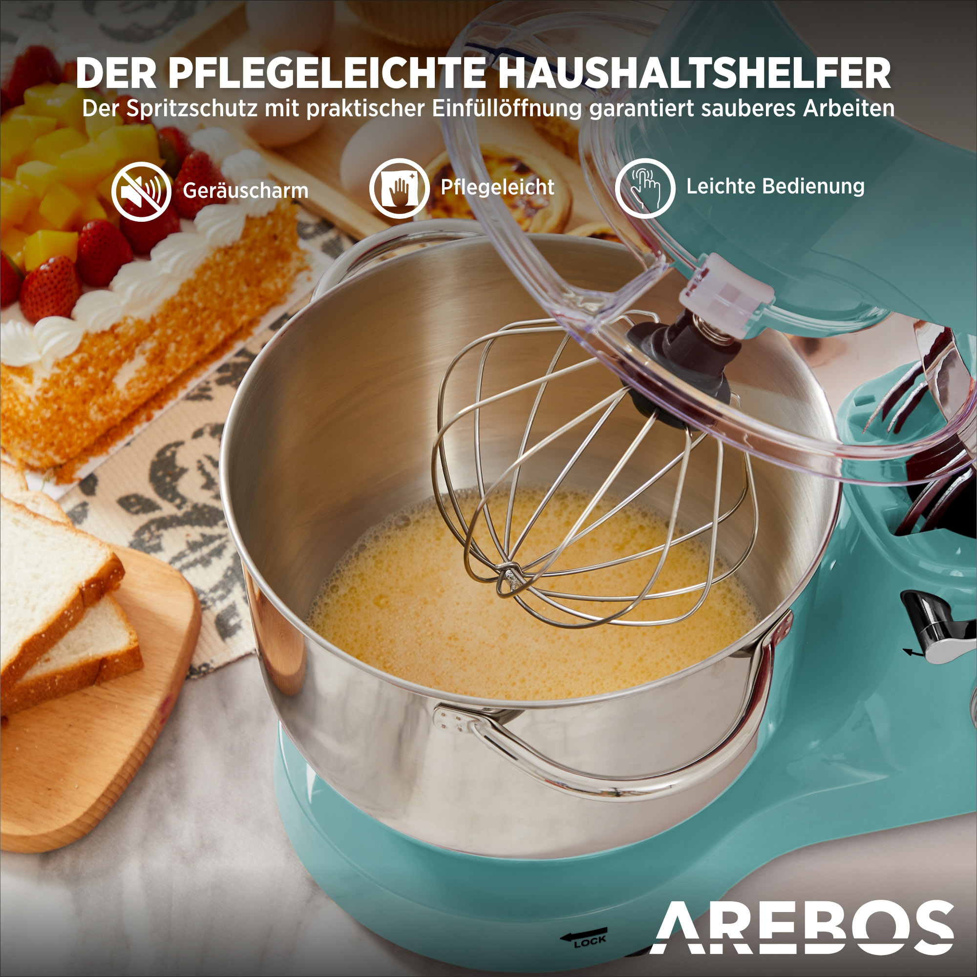 Türkis Küchenmaschine mit Schneebesen. Schüssel mit gelber Mischung und transparentem Deckel.