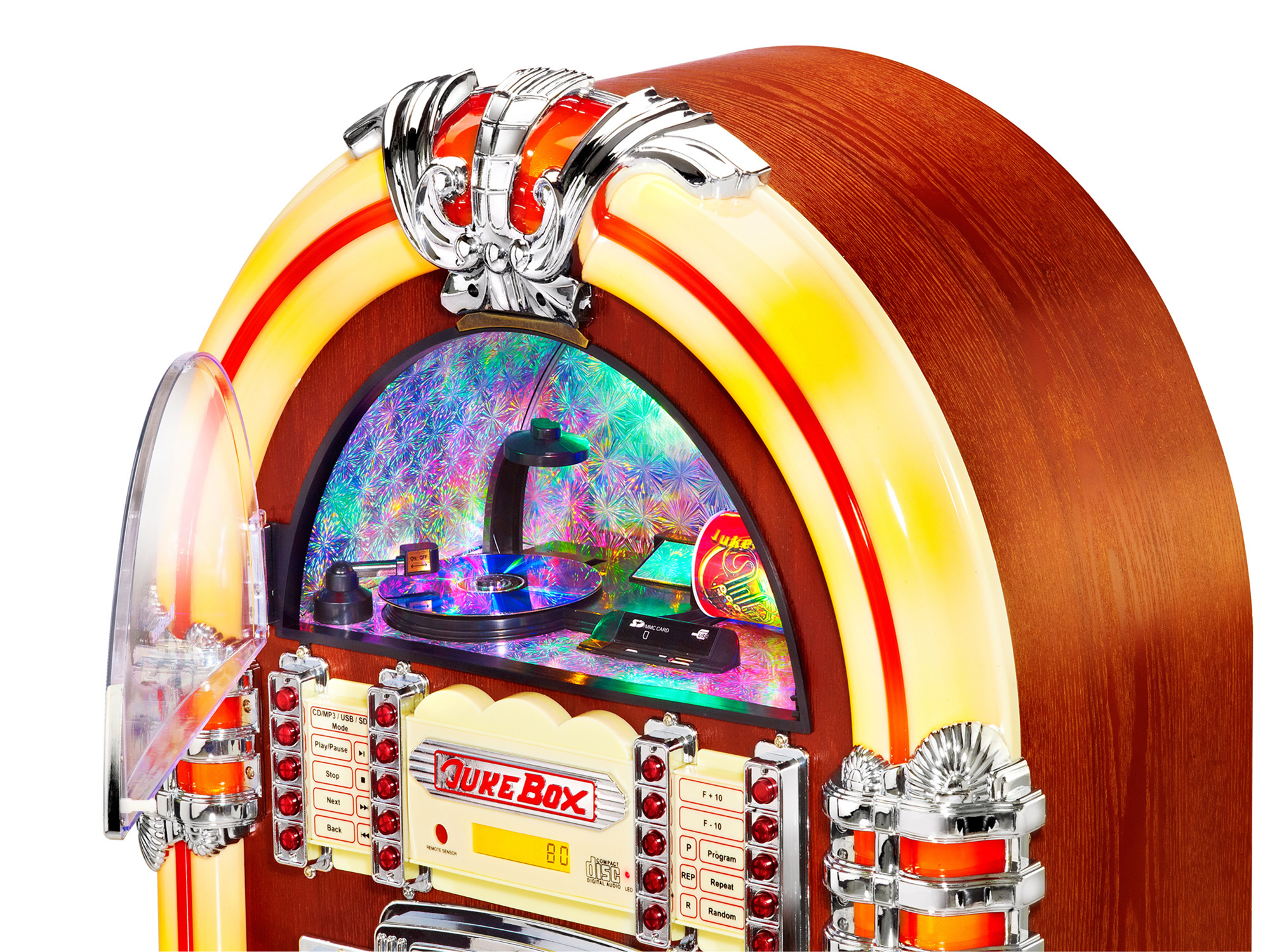 Jukebox mit offener Tür. Holzschrank, Chromdetails. CD-Player innen. Weißer Hintergrund.