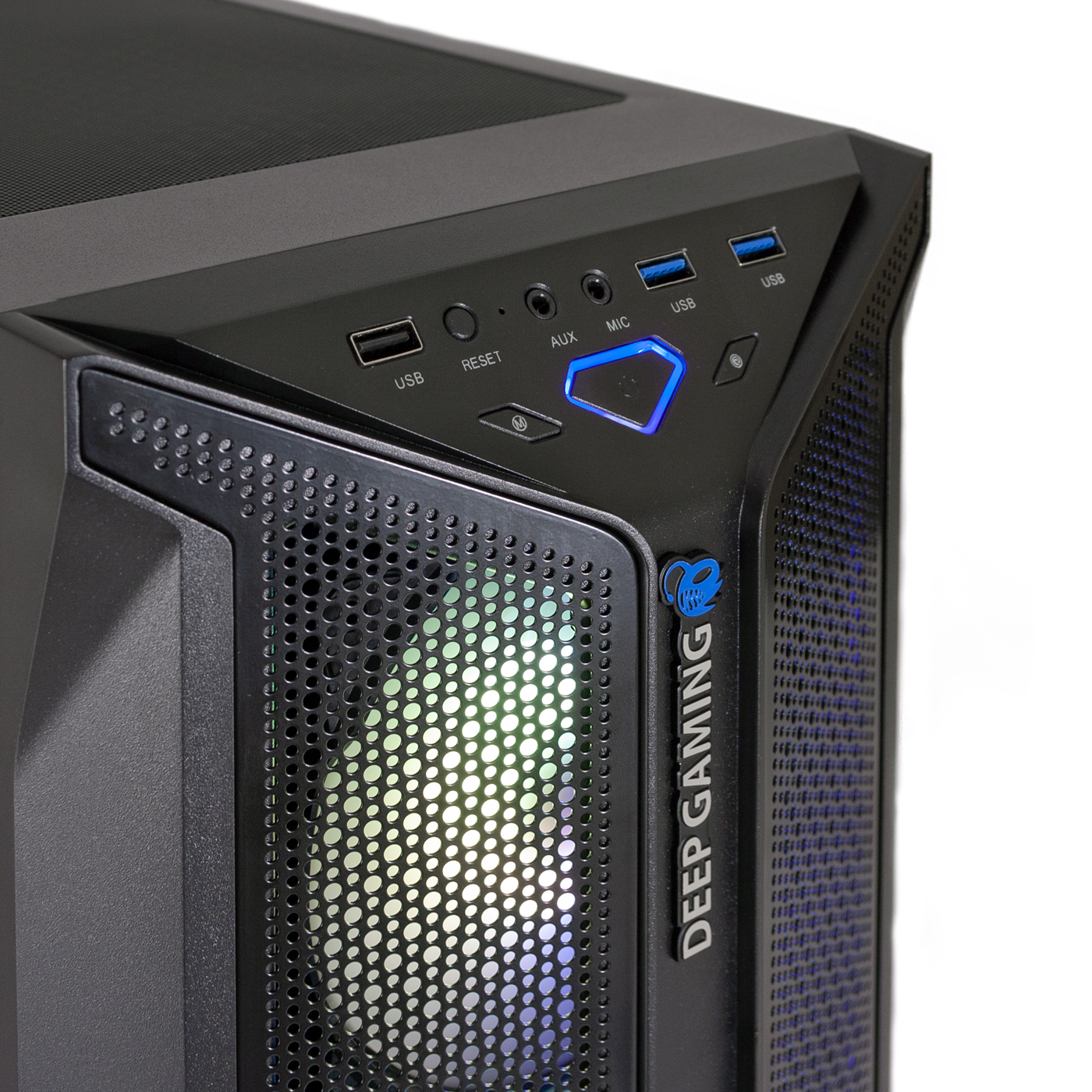 Primer plano de una caja de ordenador negra con puertos USB, reinicio y aux. Cuenta con el logotipo Deep Gaming y luz azul.
