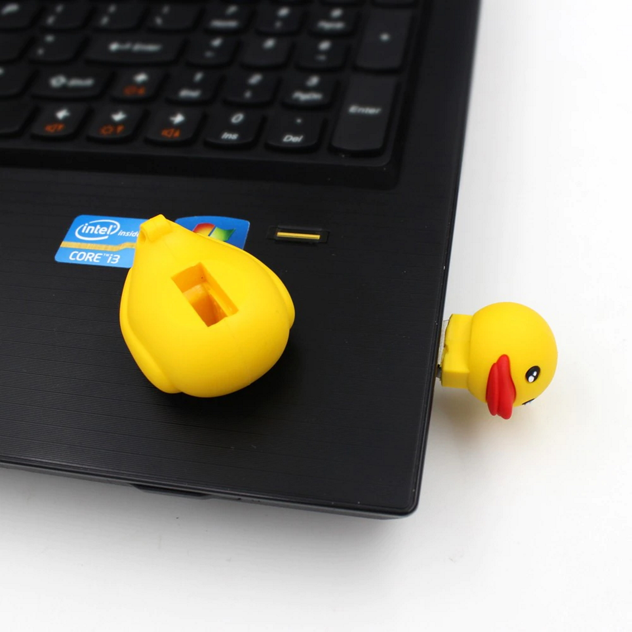 Ein gelber Enten-USB-Stick, der in einen schwarzen Laptop gesteckt ist.