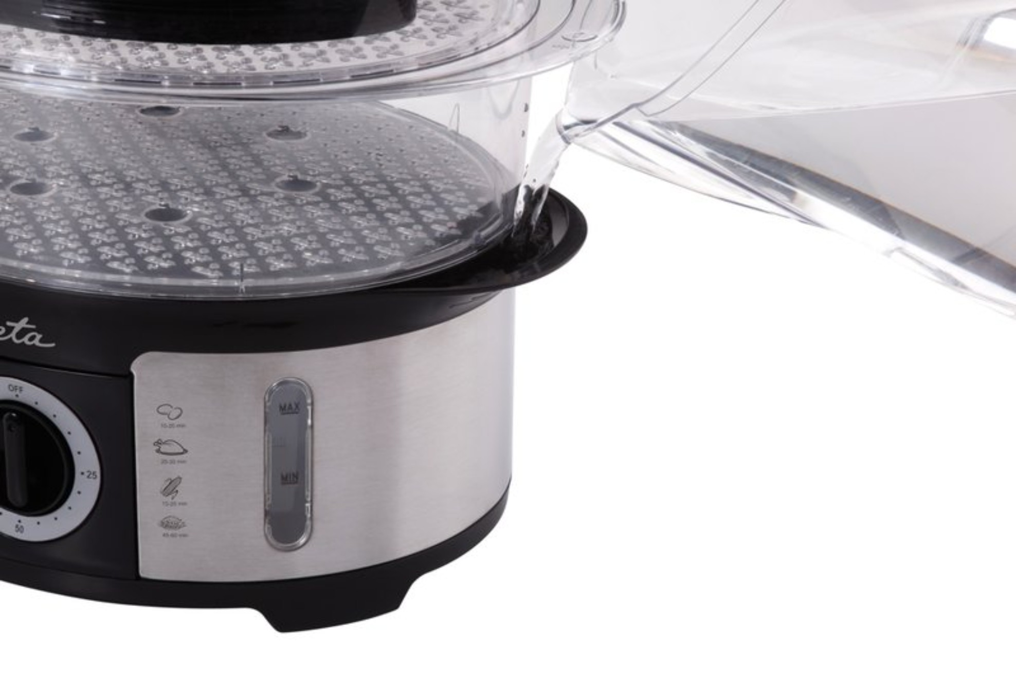 Una vaporiera con base in acciaio inossidabile. Una persona versa acqua nell'indicatore del livello dell'acqua.