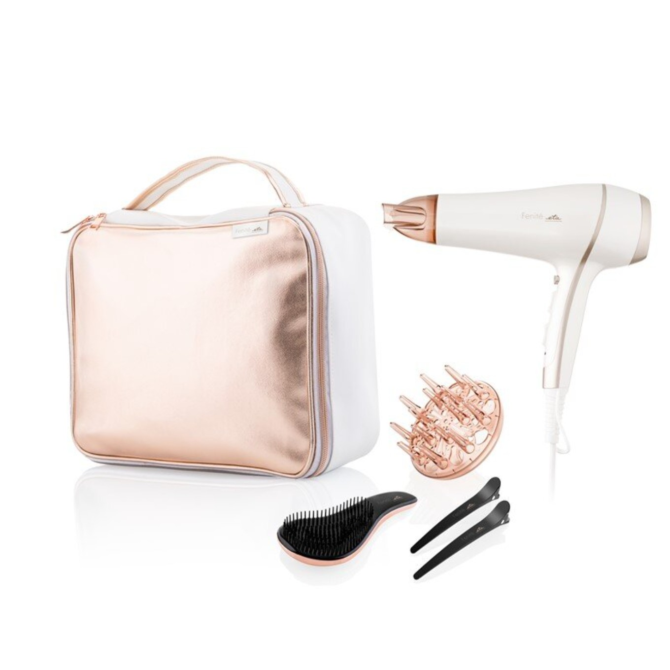 Eine roségoldene und weiße Reisetasche, ein Haartrockner, eine Bürste und Haarspangen liegen auf weißem Untergrund.