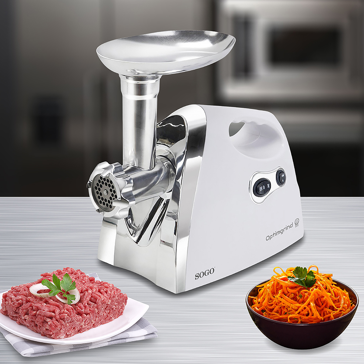 Picadora de carne con carne picada y zanahorias en cuencos sobre mesa.