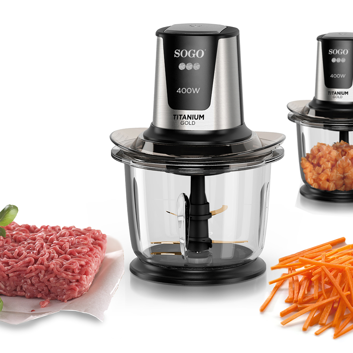 Procesador de alimentos con ingredientes. Carne y zanahorias visibles. Acero inoxidable y vidrio.