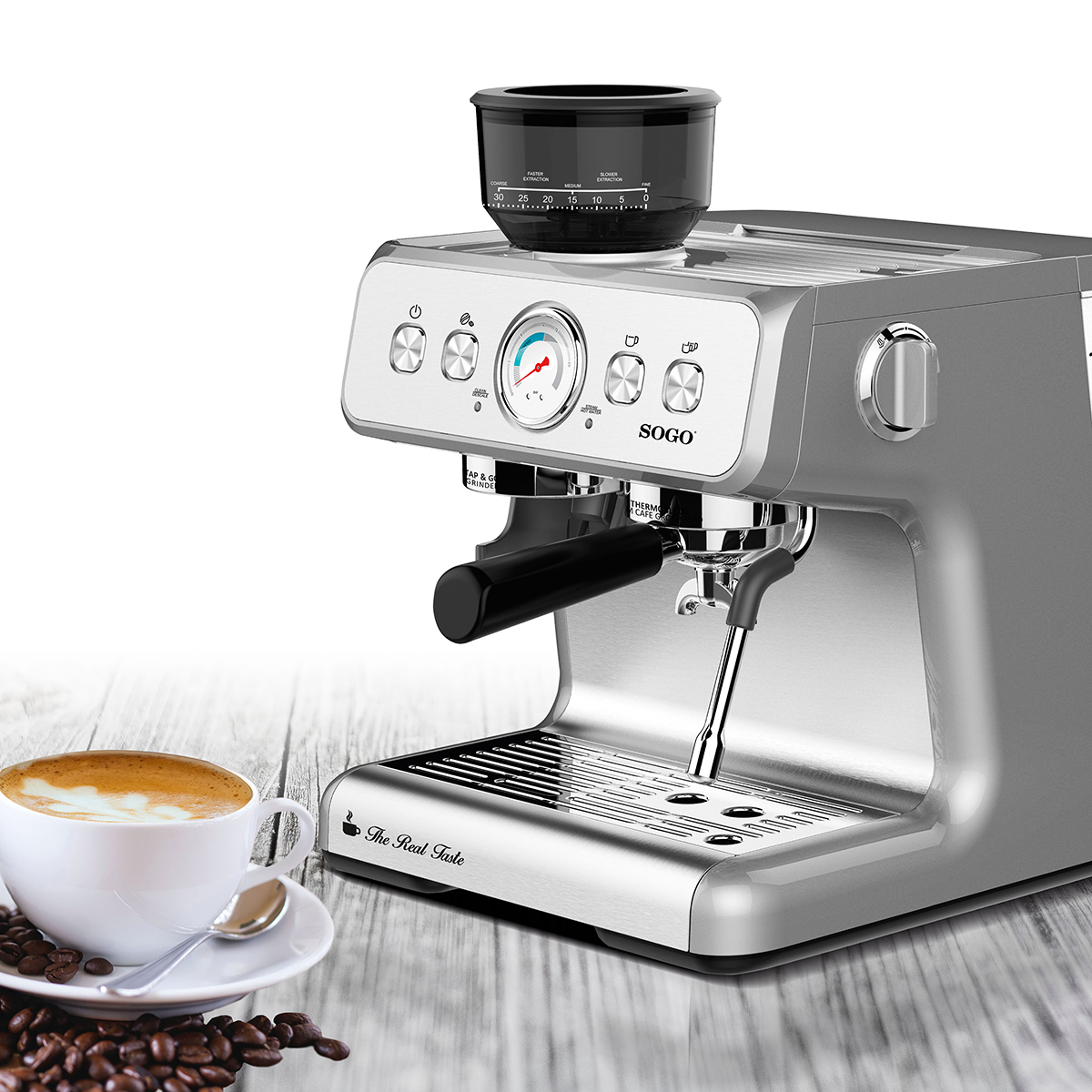 Máquina de espresso plateada con una taza de café y granos de café sobre una superficie de madera.
