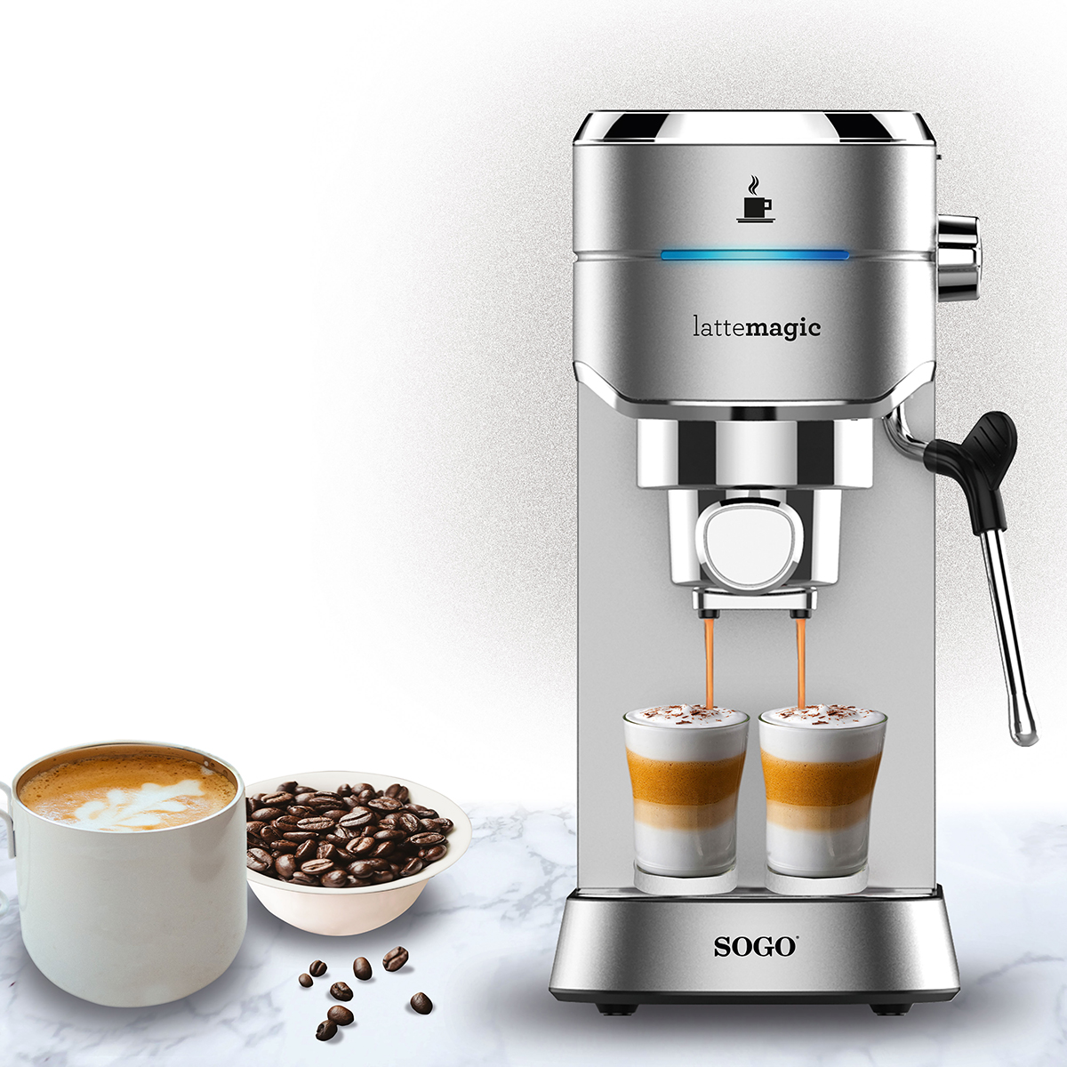 Máquina de espresso plateada con dos tazas de café. Granos de café y una taza de latte a la izquierda.
