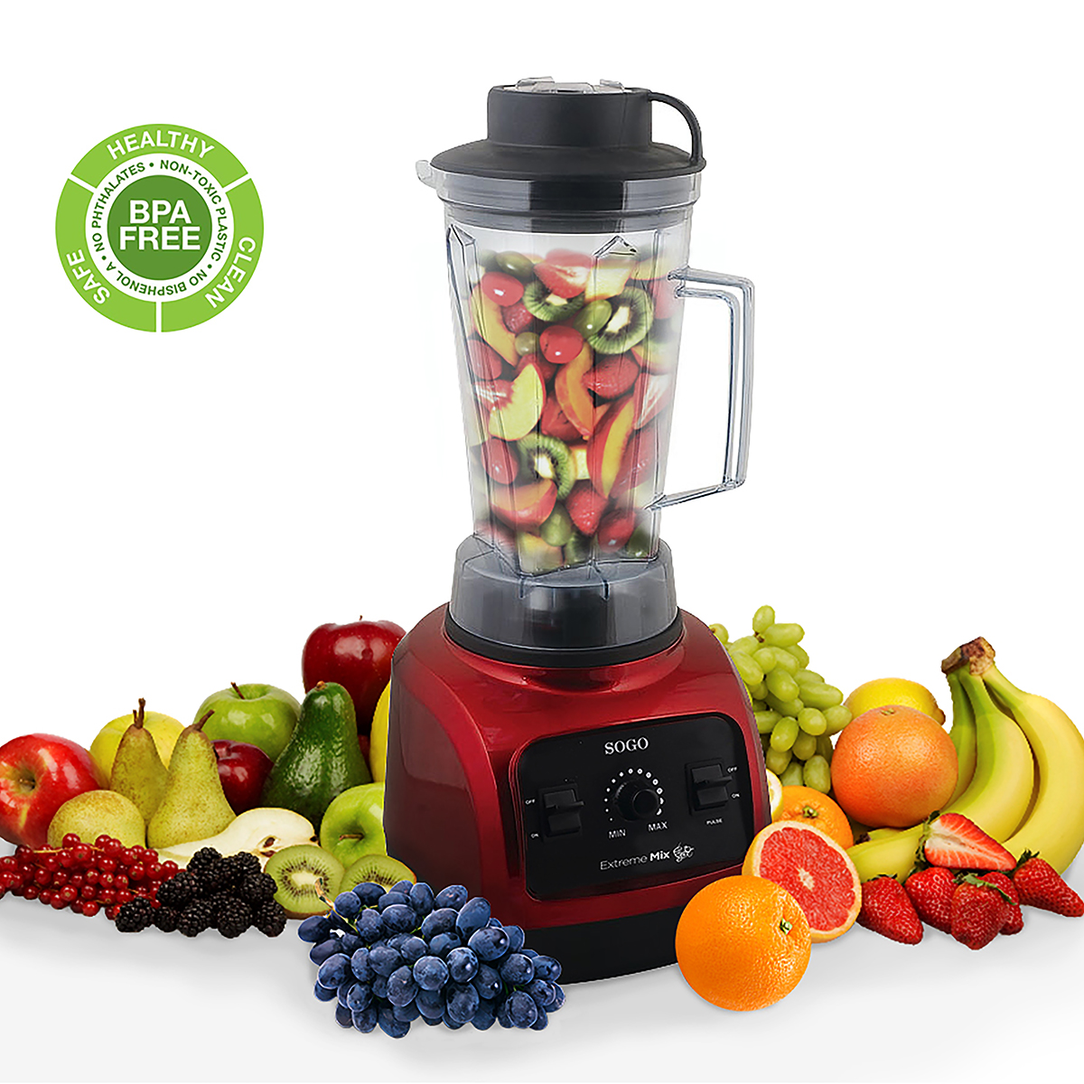 Licuadora llena de frutas y verduras. Base roja con tapa y jarra negra.