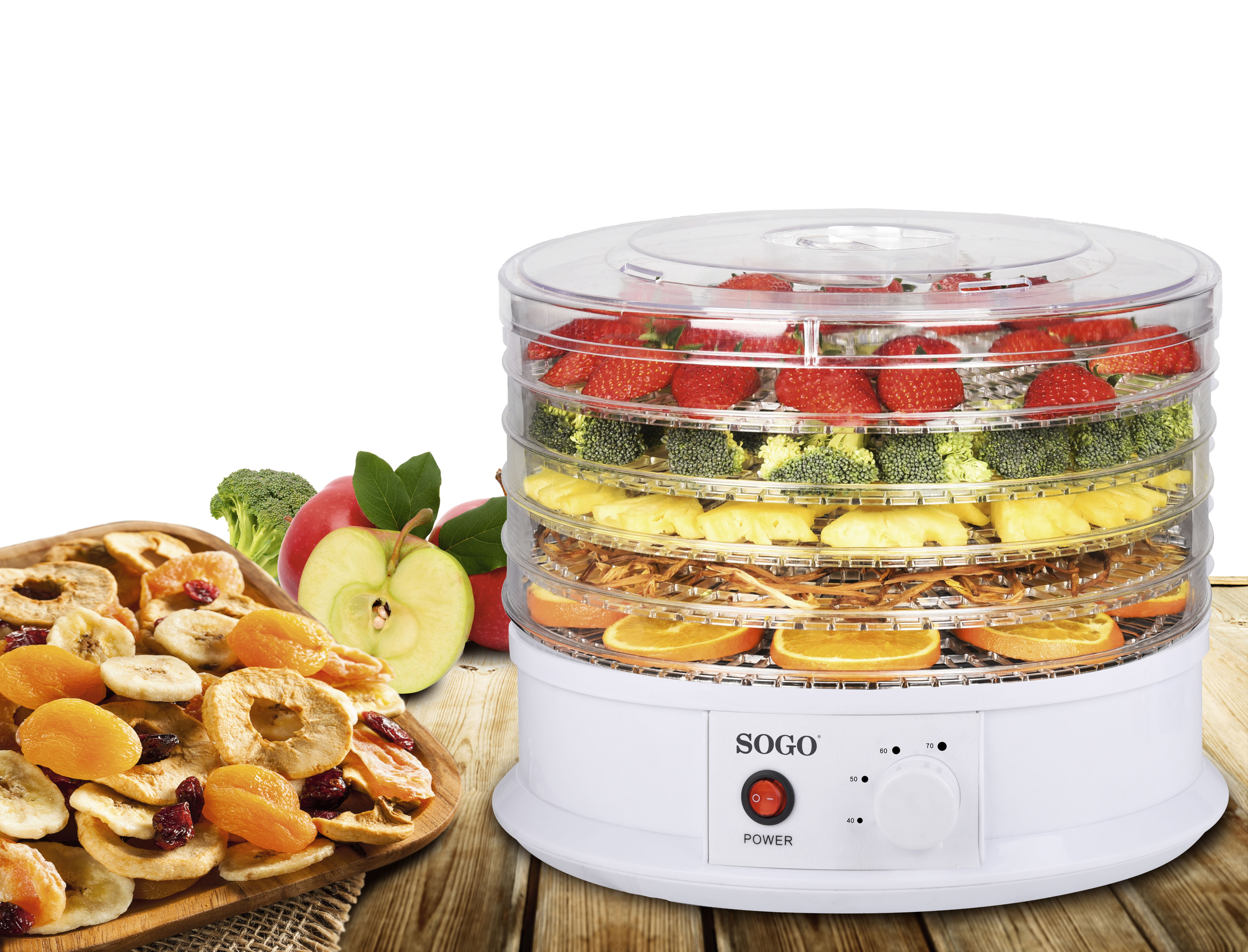 Un deshidratador de alimentos blanco con múltiples bandejas de frutas y verduras deshidratadas sobre madera.