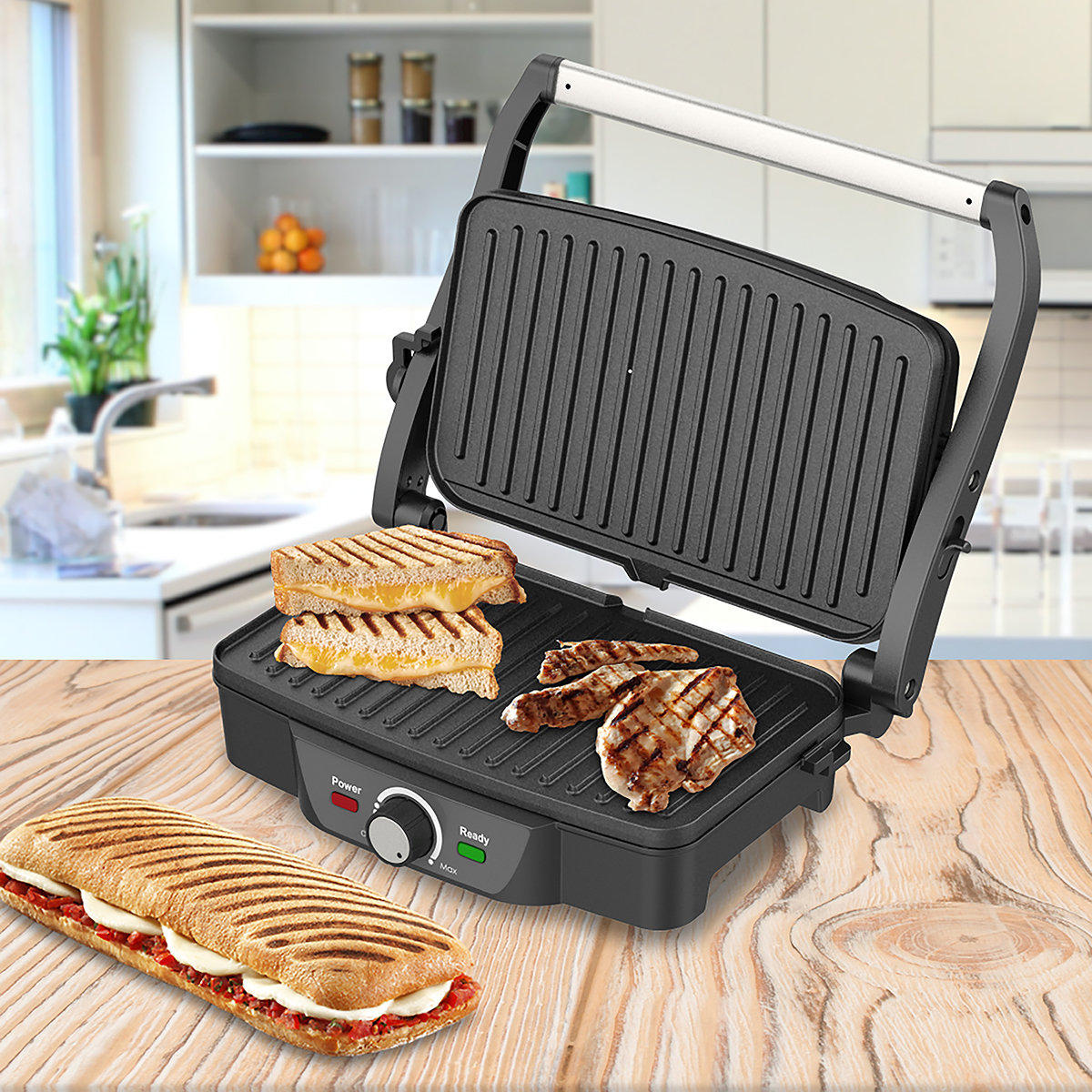 Kanapki i grillowane mięso na czarnej prasie do panini. Umieszczone na drewnianej powierzchni.