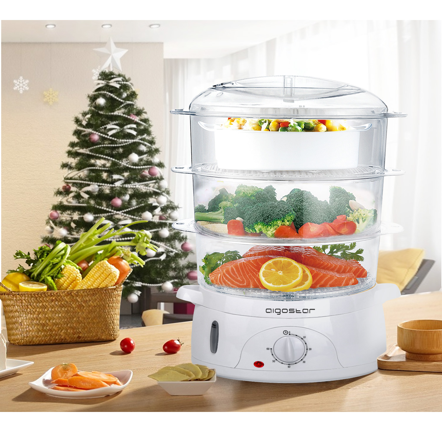 Vaporiera a tre livelli con cibo all'interno. Un albero di Natale sullo sfondo.