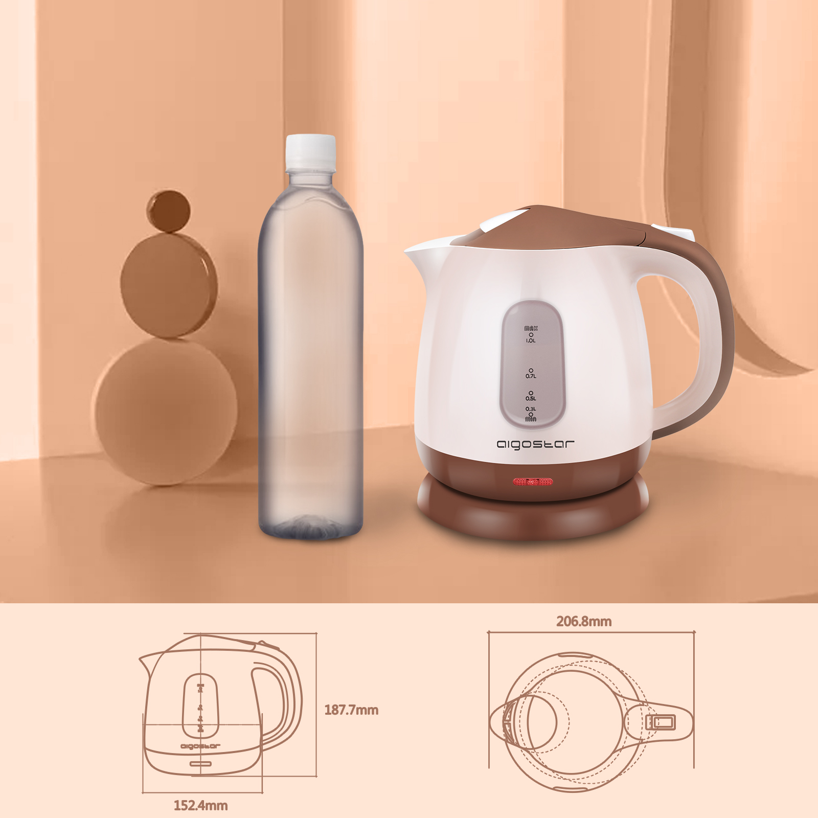 Un bollitore elettrico bianco e marrone vicino a una bottiglia d'acqua e tre cerchi marroni. Sfondo beige.