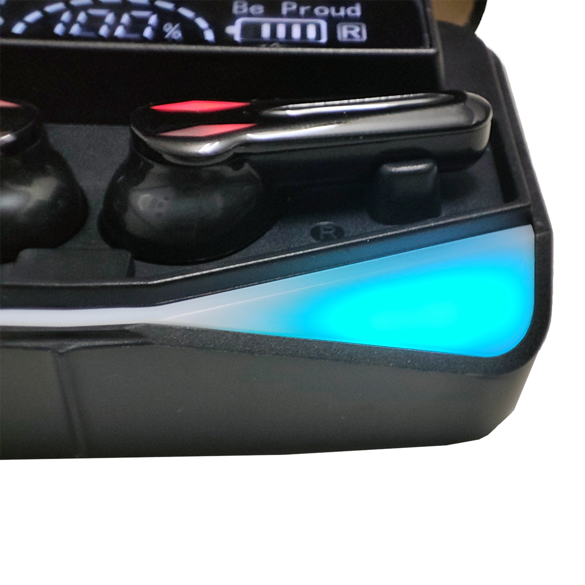 Estuche de carga de auriculares negro con luz azul. Los auriculares están encima del estuche.