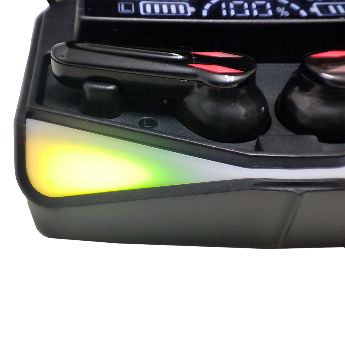 Primer plano de un estuche de carga para auriculares. Es negro con luces verdes y amarillas. El estuche está sobre una superficie blanca.