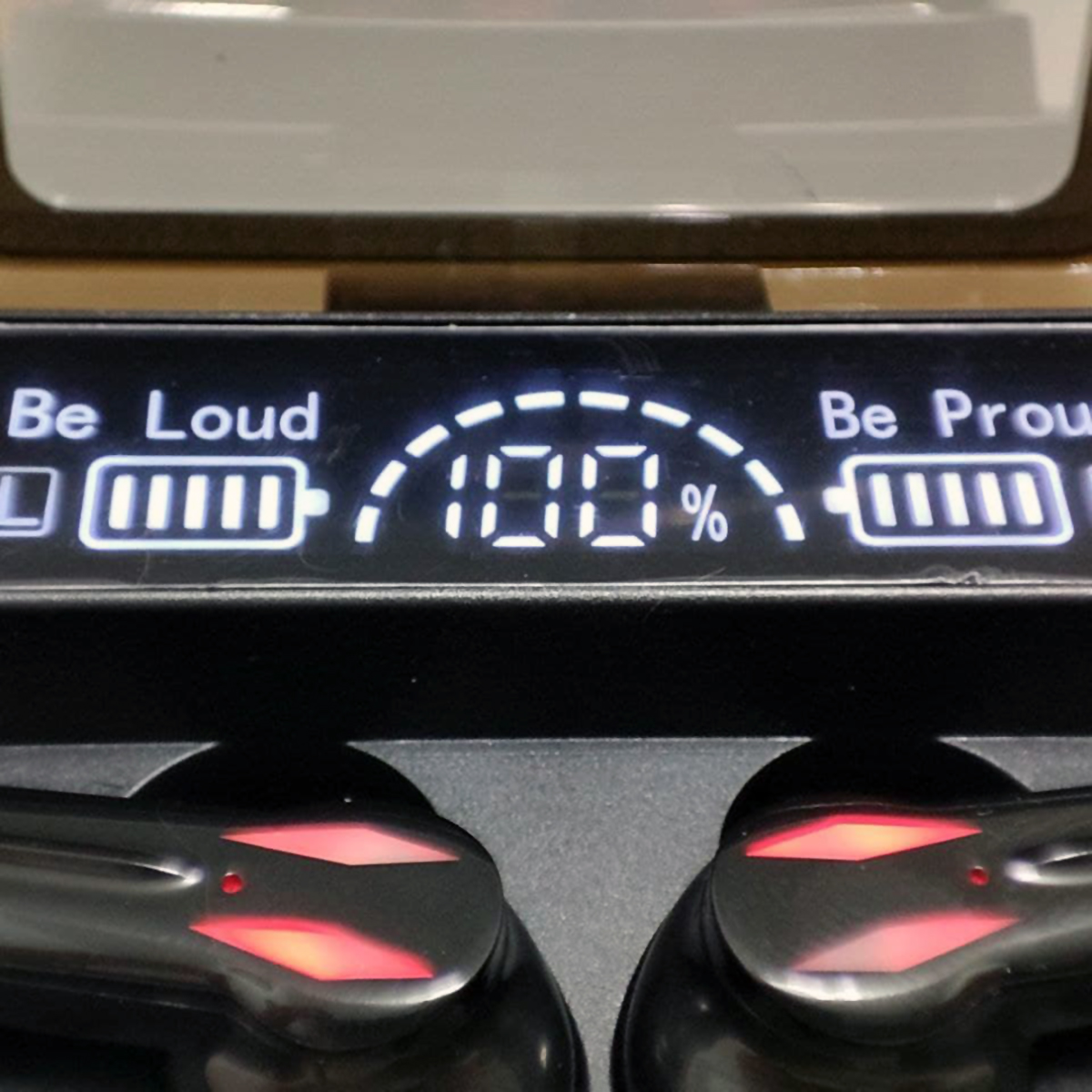 Primer plano de un estuche de carga para auriculares, mostrando un indicador de carga del 100% y auriculares.