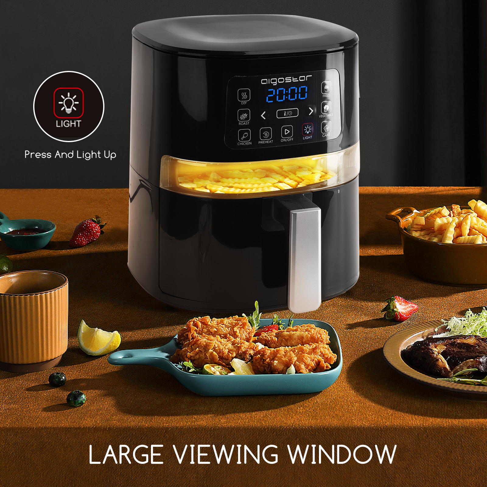 Friggitrice ad aria nera con display, cibo nella finestra e pollo fritto su un piatto. Pulsante luce evidenziato.