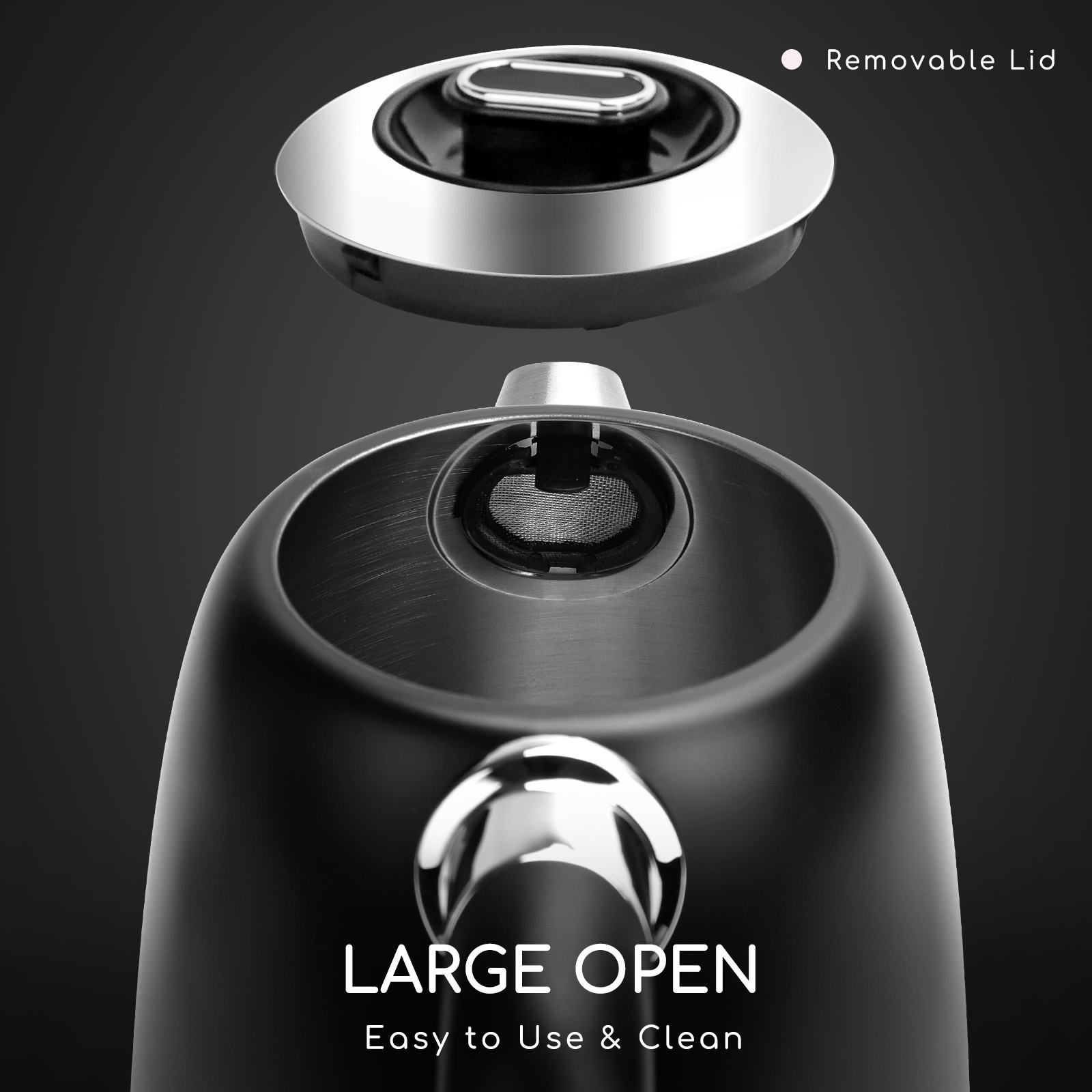 Primo piano di un bollitore elettrico nero con coperchio aperto, filtro interno visibile, sfondo nero.