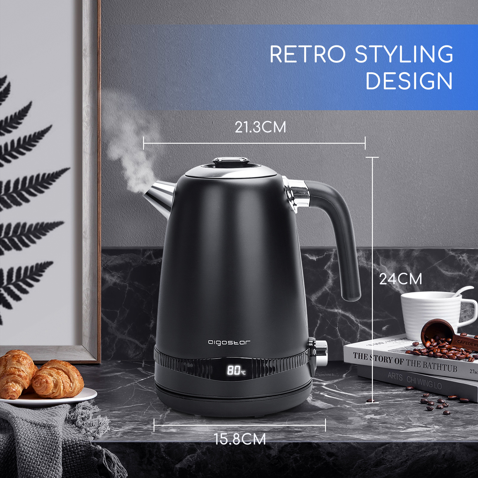 Bollitore elettrico nero con vapore, su un piano di lavoro in marmo con misure, una tazza e un libro, che dice Design in stile retrò.