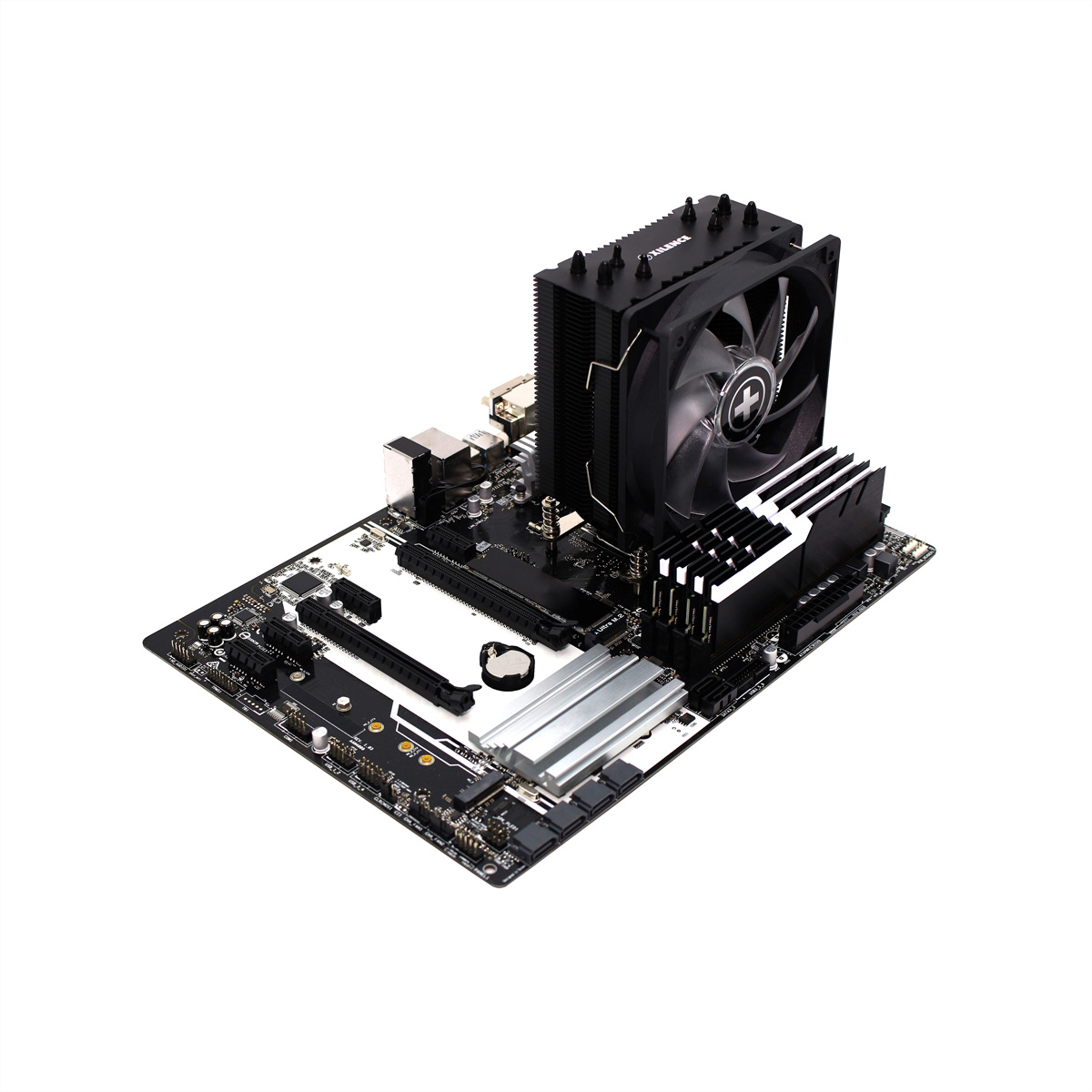 Ein schwarzes PC-Motherboard mit CPU-Kühler. Ein Lüfter sitzt auf dem Kühler. Isoliert auf Weiß.