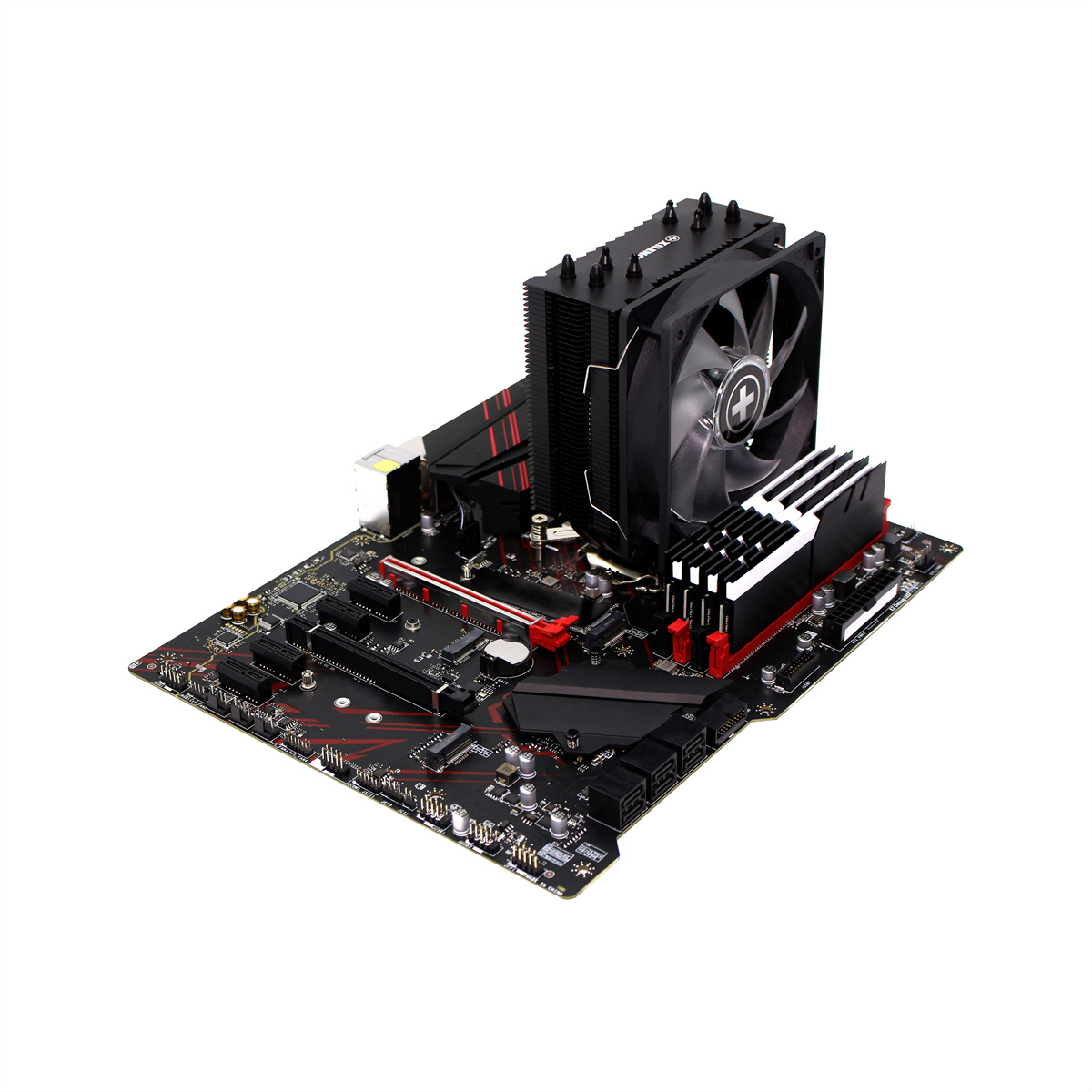 Computerkomponenten: CPU-Kühler, Motherboard und RAM-Riegel.