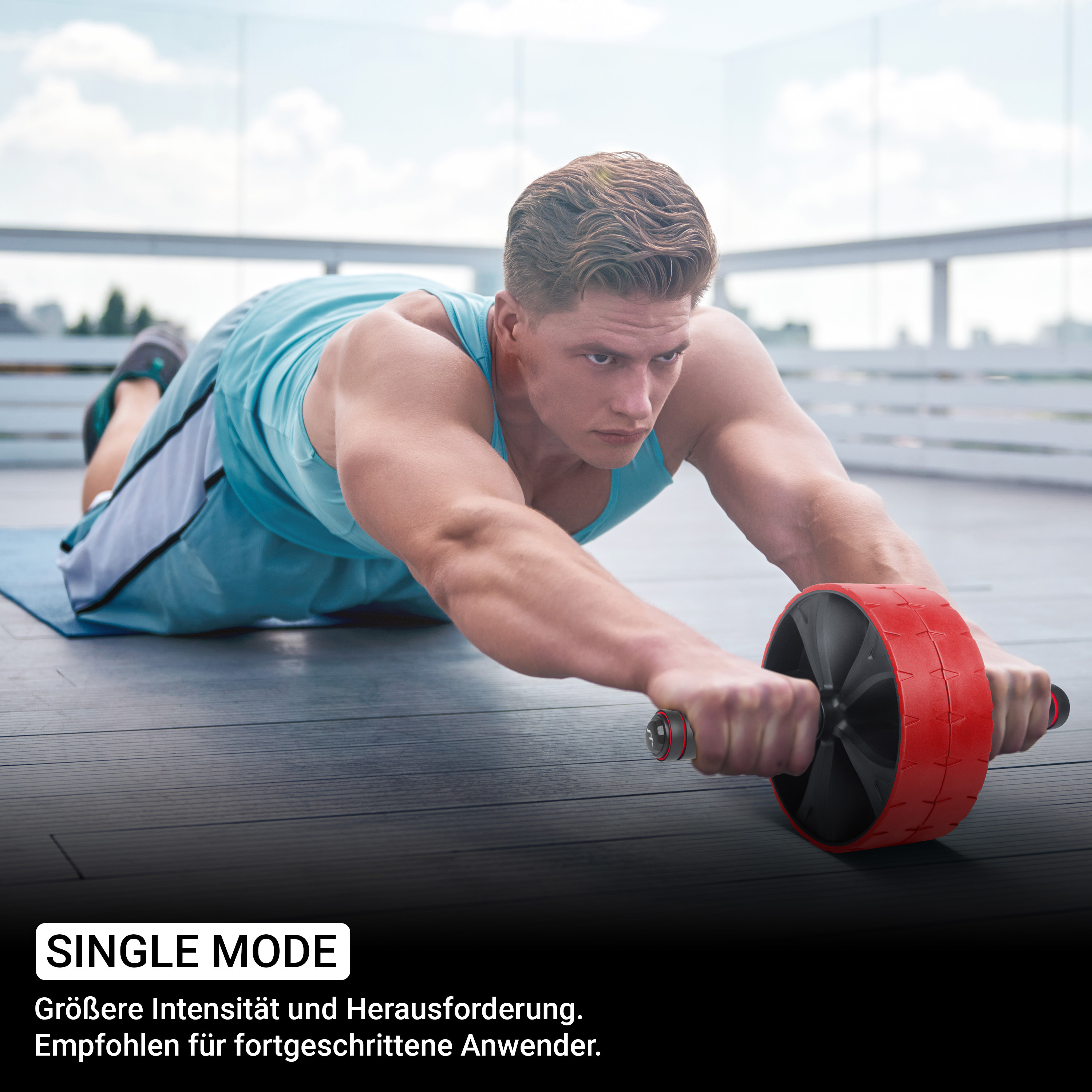 Ein Mann trainiert mit einem roten Ab-Rad auf einer Matte. Text im Vordergrund über den Single-Modus.