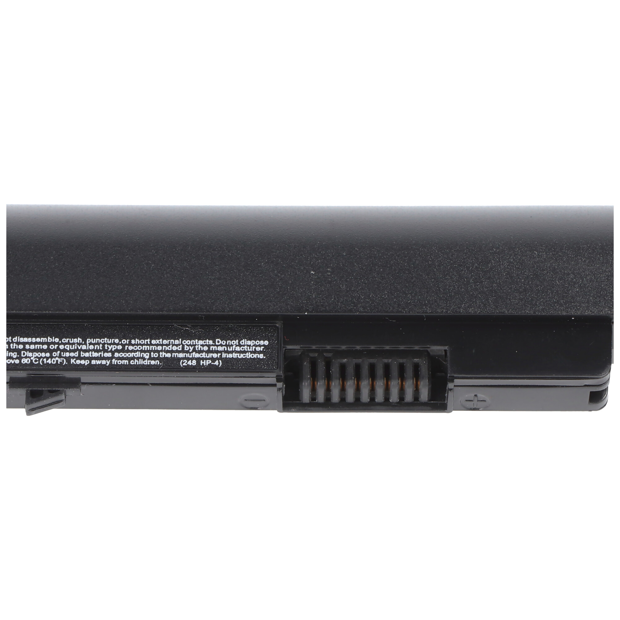 Nahaufnahme einer Batterie mit Anschlussstiften und Warntext.