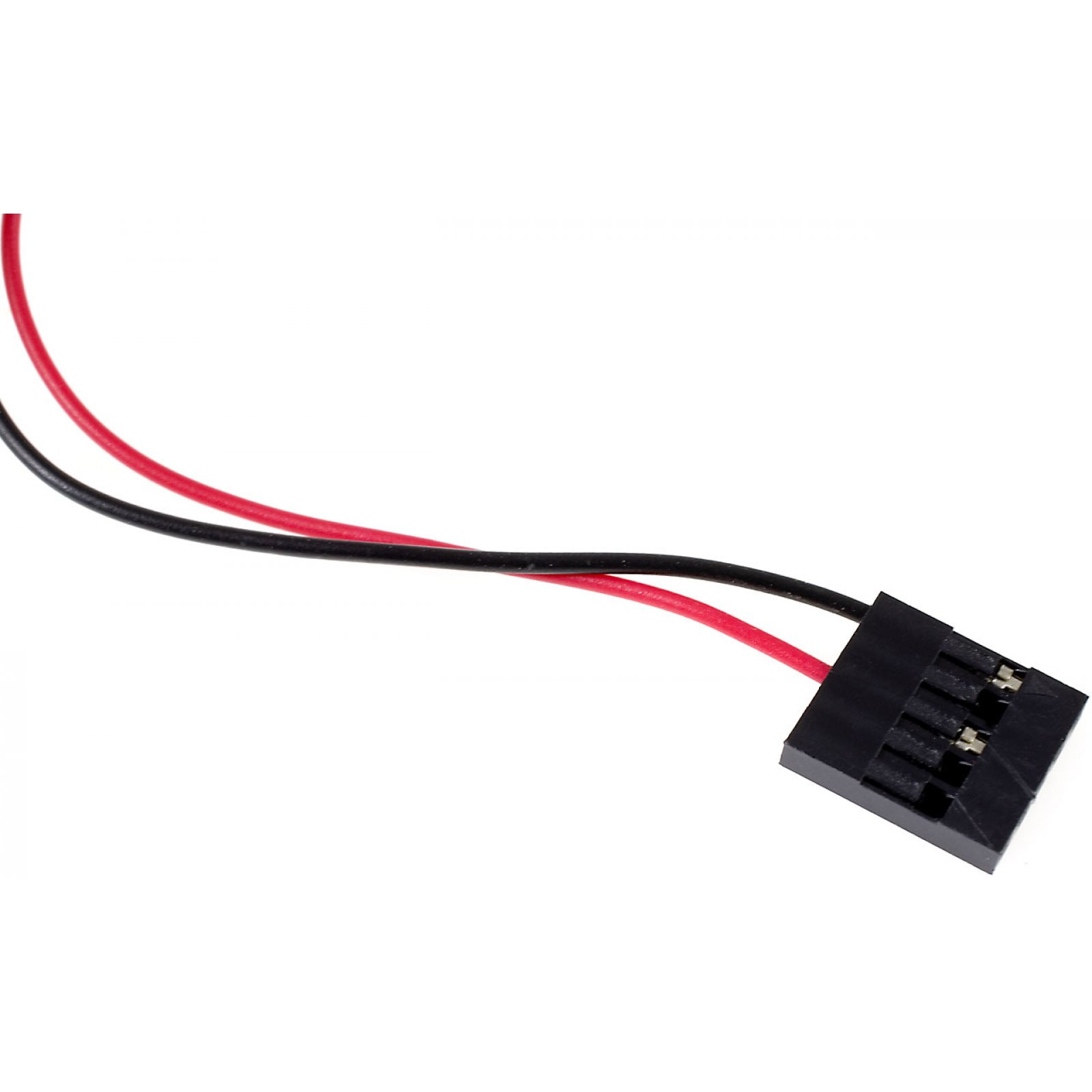 Conector eléctrico negro y rojo con cuatro pines. Cables negros y rojos sobre blanco.