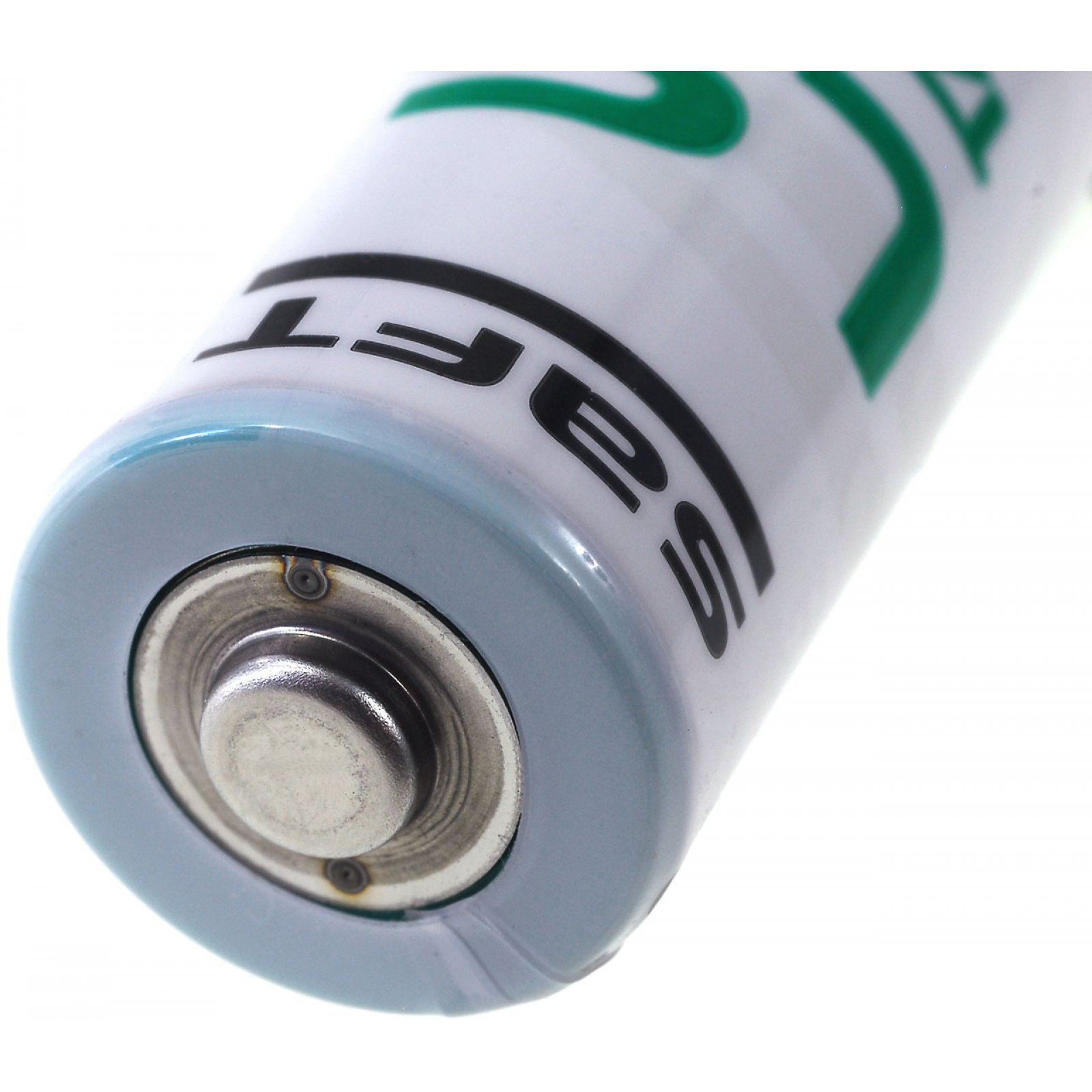 Primer plano de una batería. La batería es blanca y tiene detalles verdes y azules.
