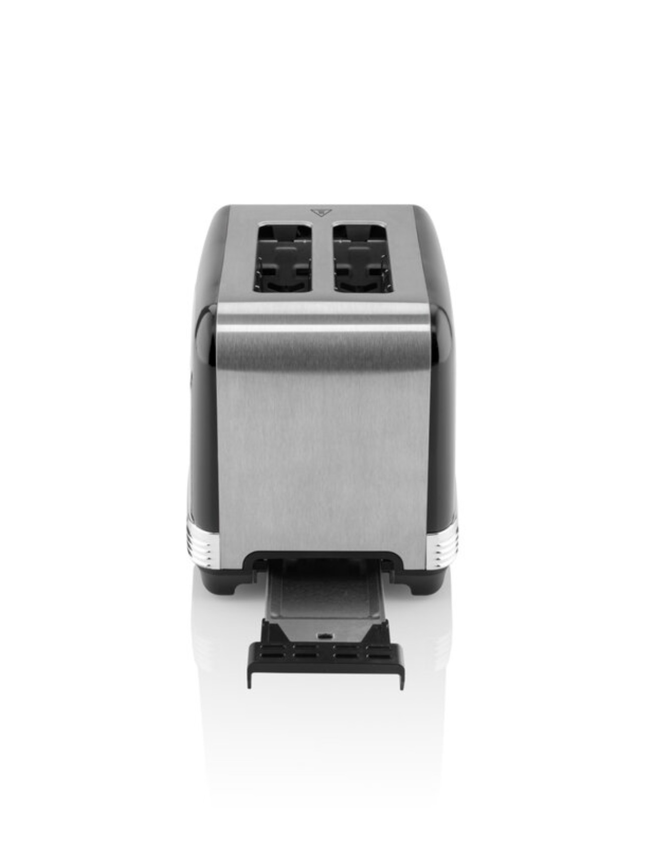 Schwarzer und silberner Toaster mit leerem Schlitz und einer Auffangschale. Weißer Hintergrund.
