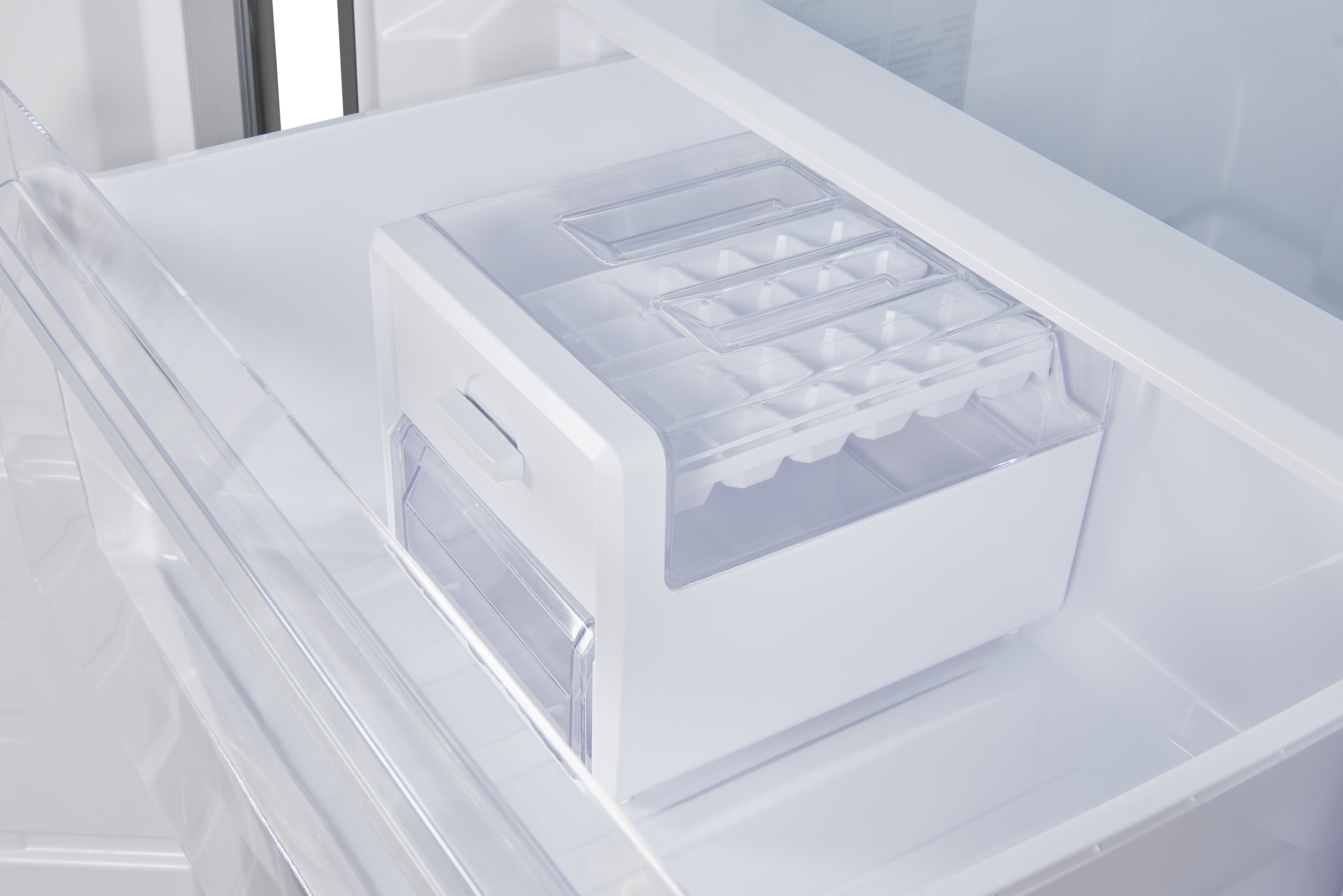 Im Kühlschrank: ein klarer Eisbereiter aus Kunststoff mit Eiswürfelschalen.