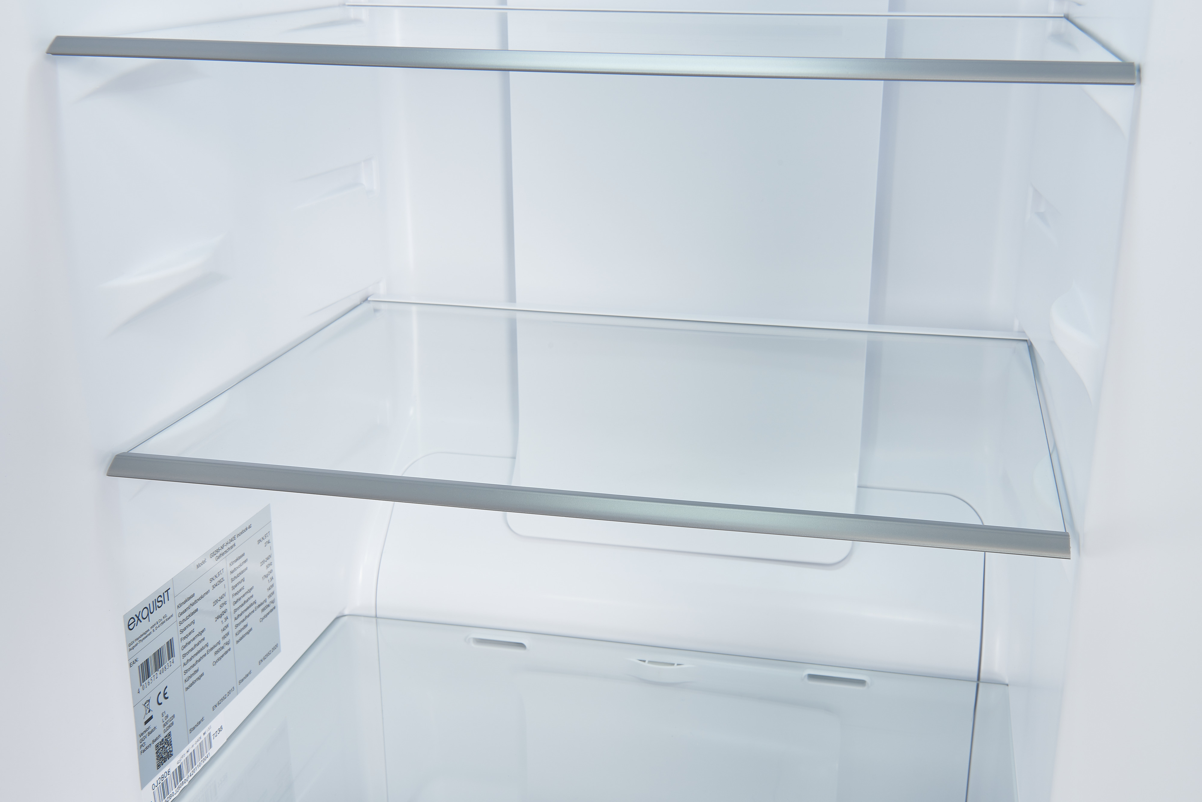 Innenansicht eines Kühlschranks mit Glasböden. Das Innere ist hell und sauber.