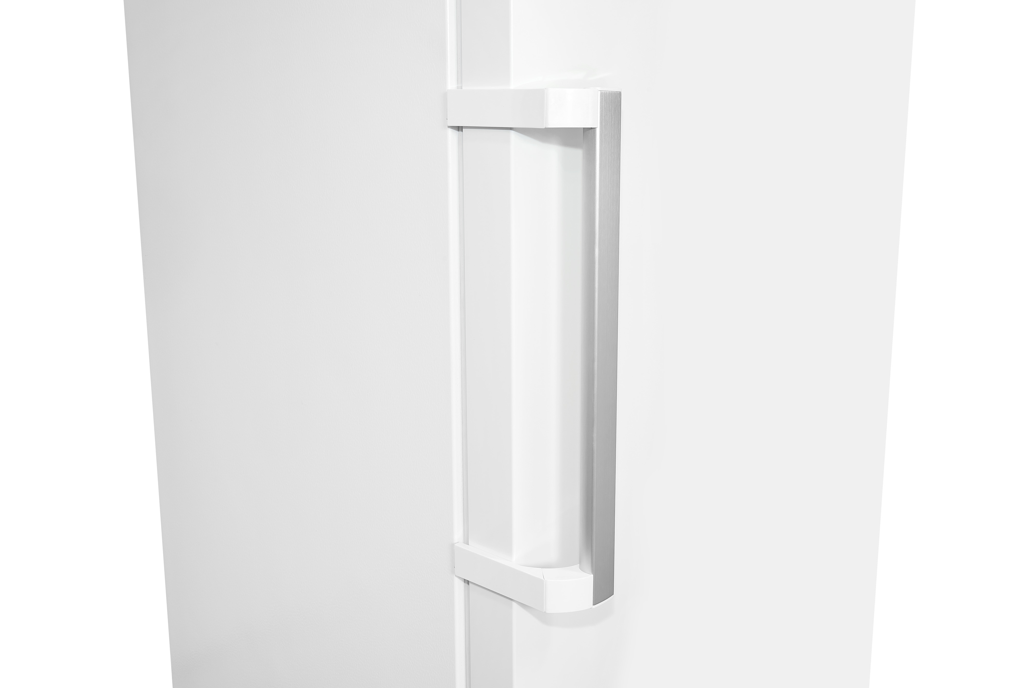 Weißer Schranktürgriff mit vertikalem Design. Weißer Hintergrund.