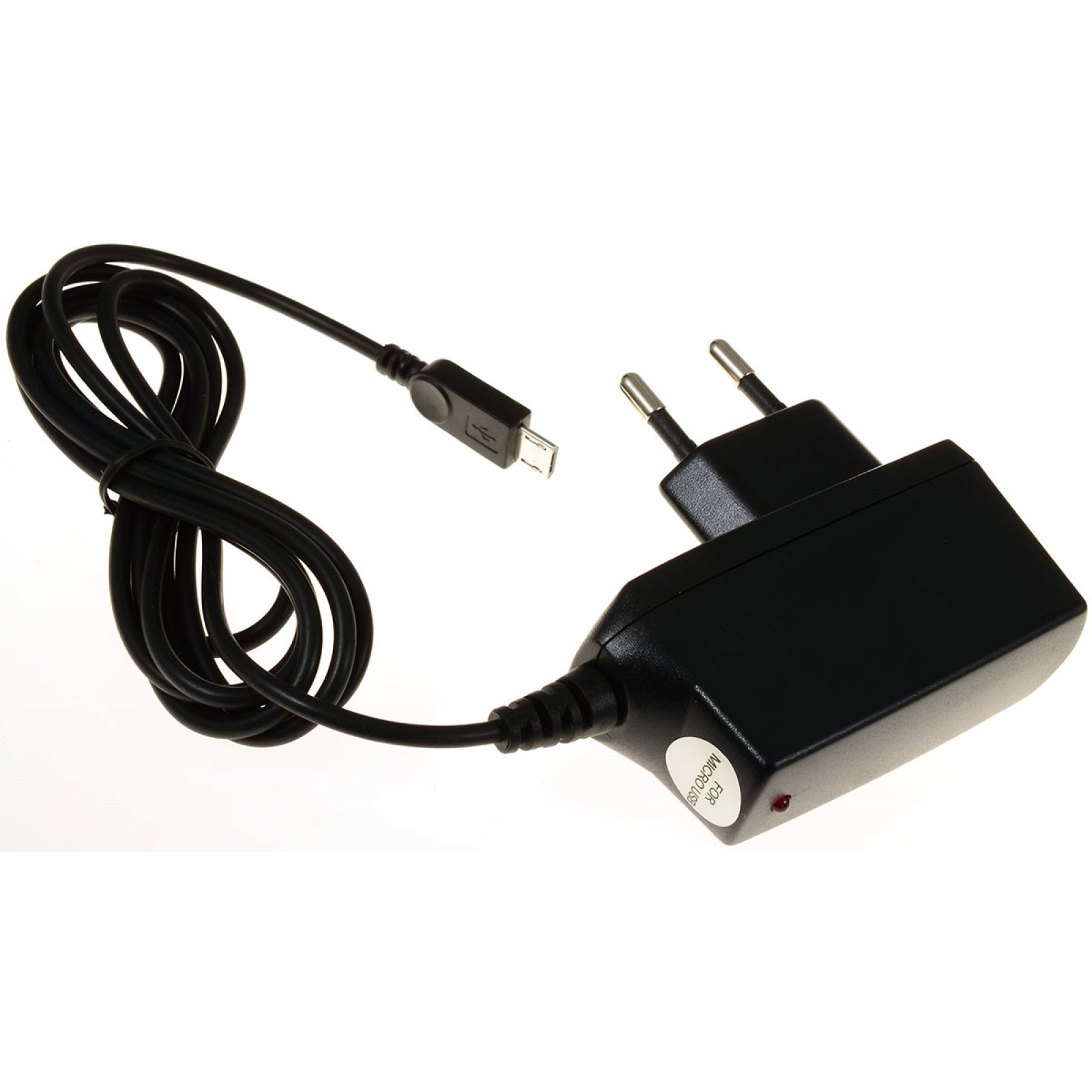 Cargador de teléfono negro con cable negro y conector micro USB.