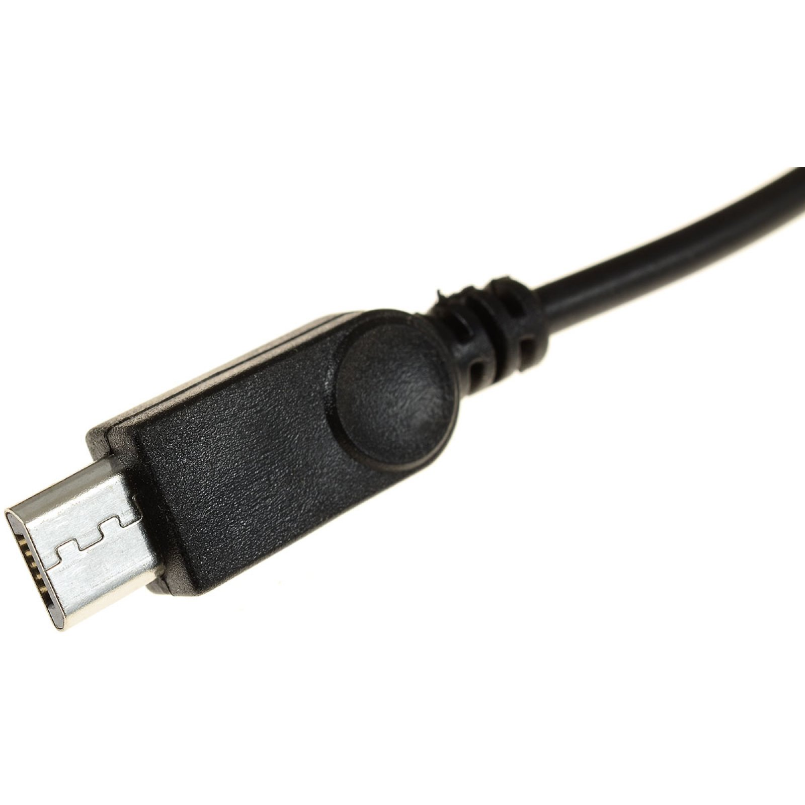 Primer plano de un conector micro USB en un cable negro, aislado sobre blanco.