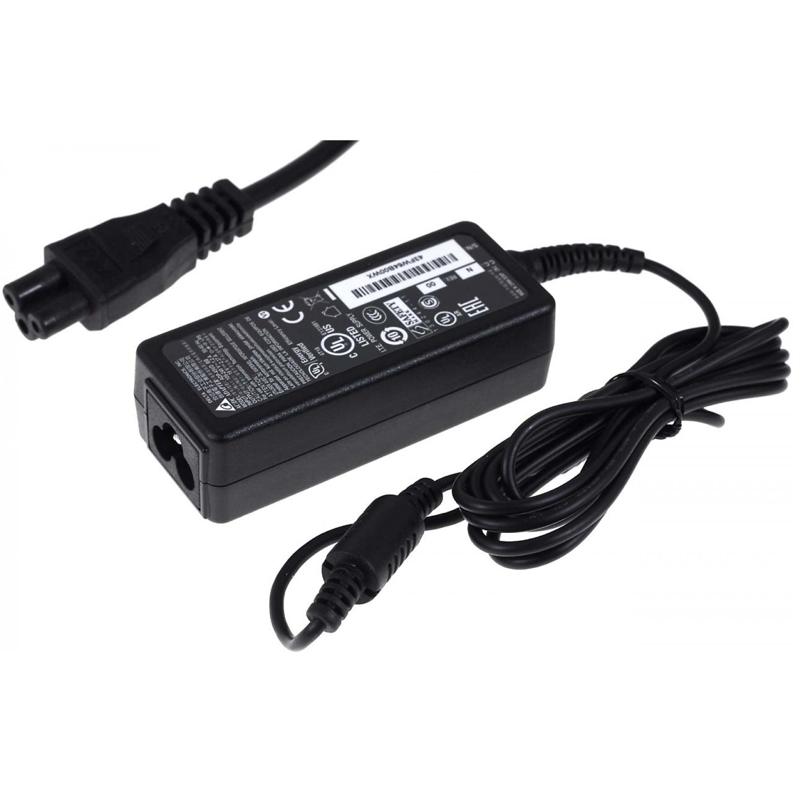 Un adaptador de corriente para portátil negro con enchufe de tres clavijas y cables adjuntos, sobre una superficie blanca.