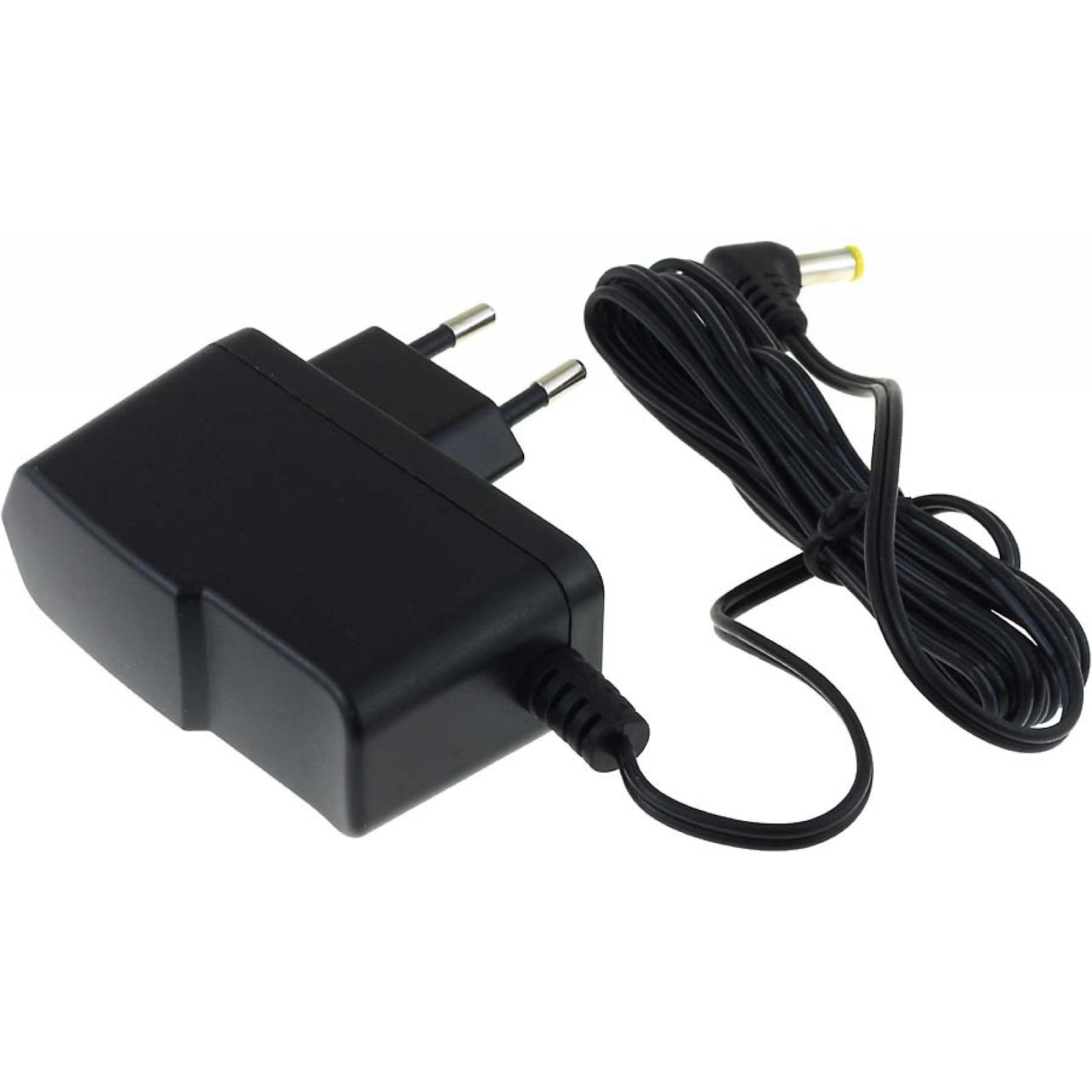 Un adaptador de corriente negro con un cable negro. El cable está conectado al adaptador.
