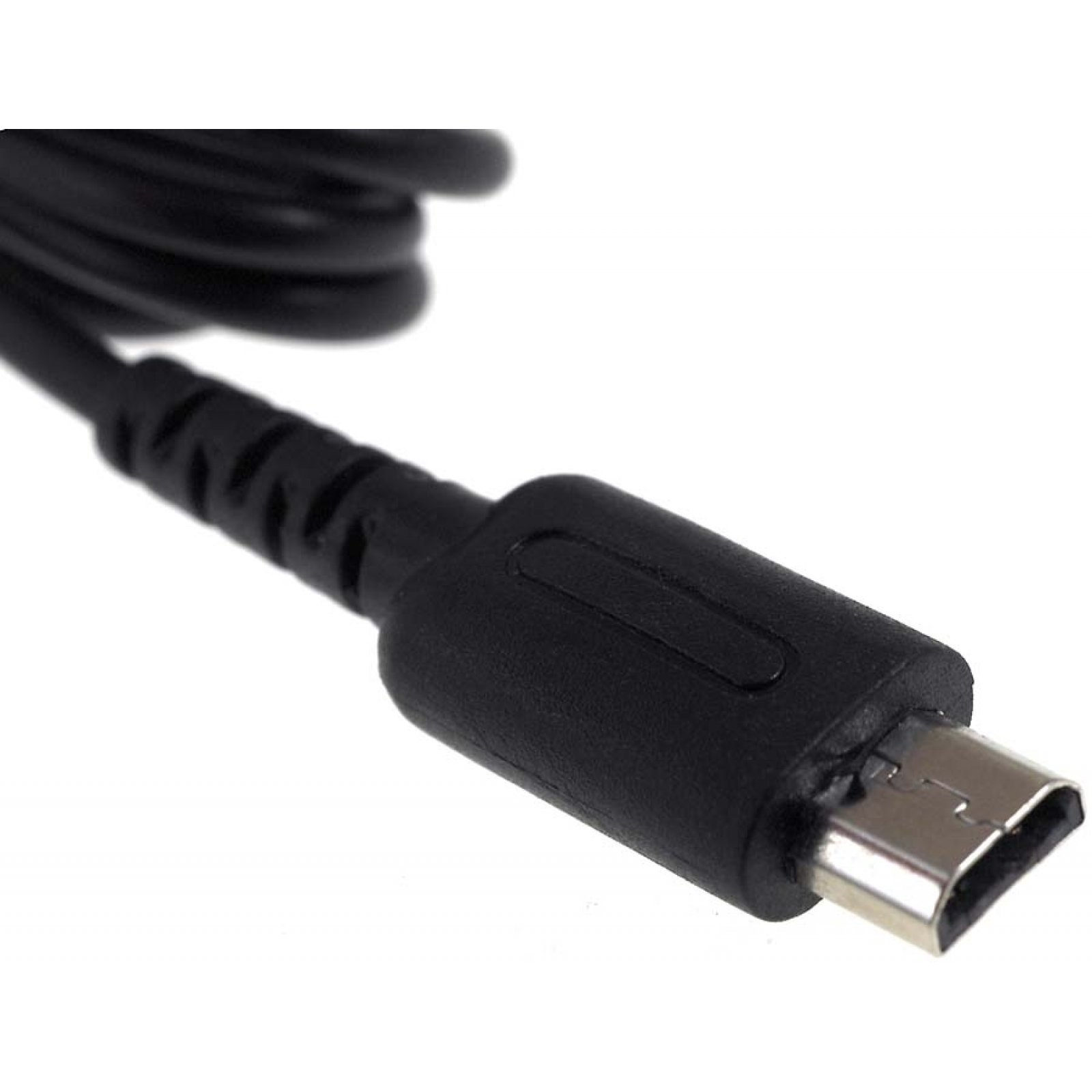 Cable negro con conector micro-USB sobre fondo blanco, toma de primer plano.