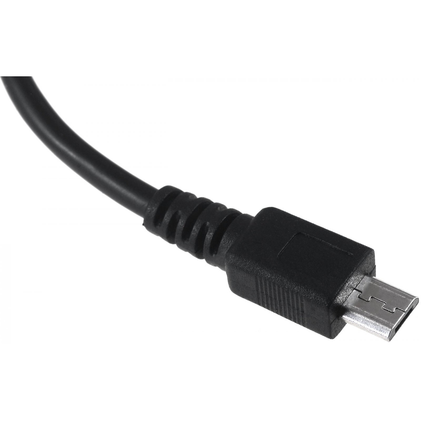 Conector micro USB negro en un cable negro. Primer plano sobre una superficie blanca.